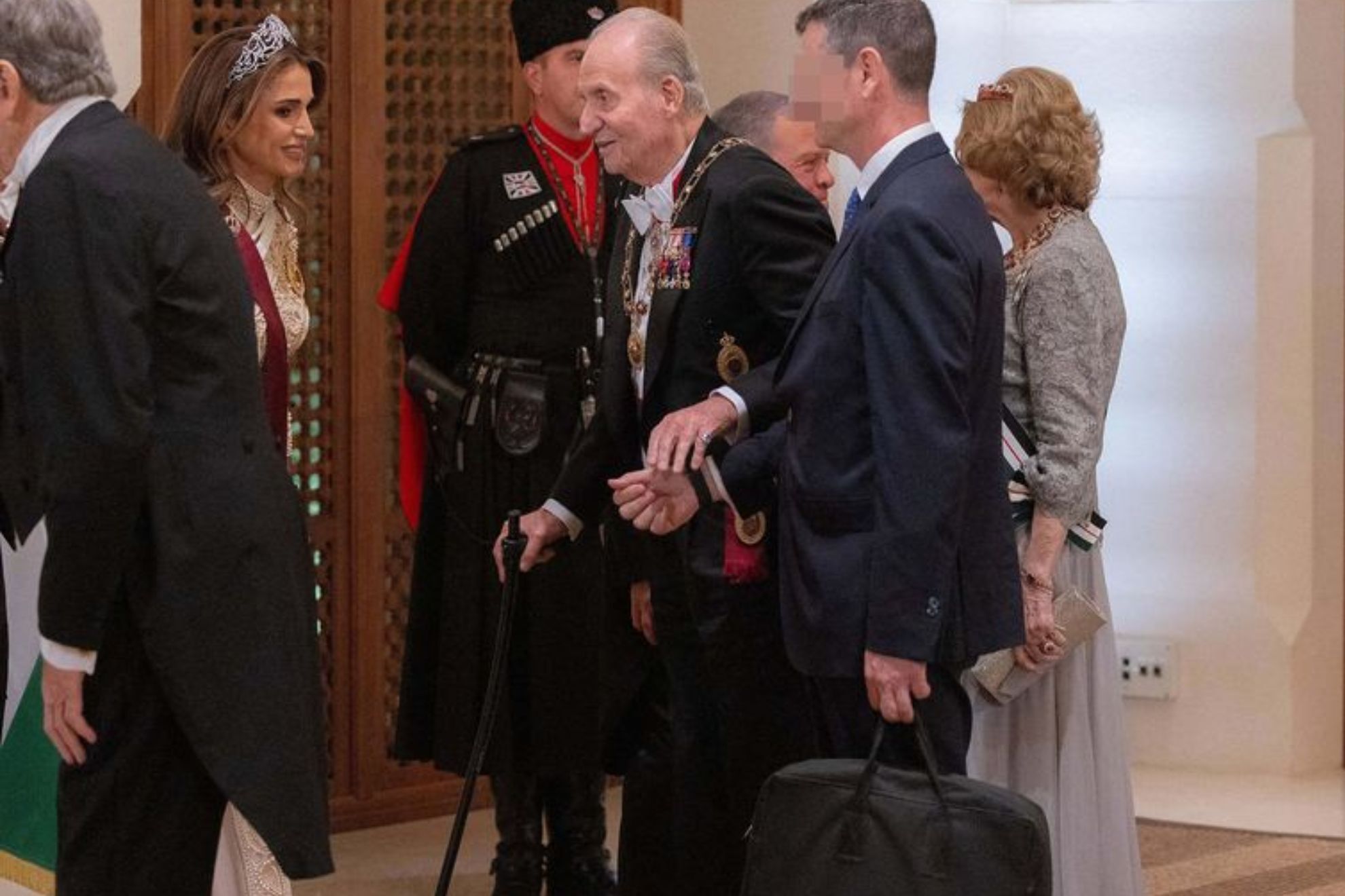 Desvelado el secreto de Don Juan Carlos de Borbón: ¿Qué hay en el maletín que siempre le acompaña?