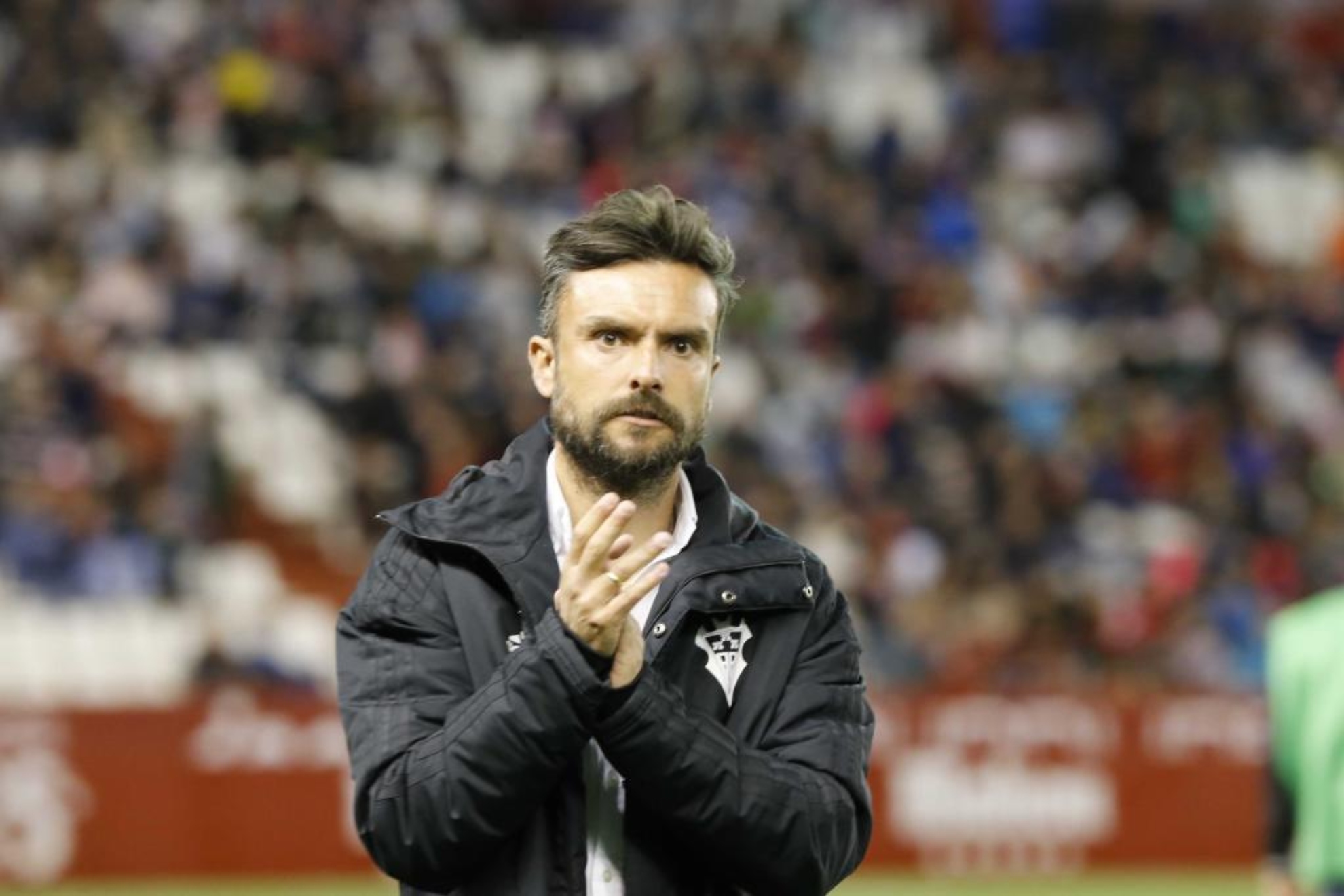 Rubén Albés aplaude a los aficionados del Belmonte tras un partido.