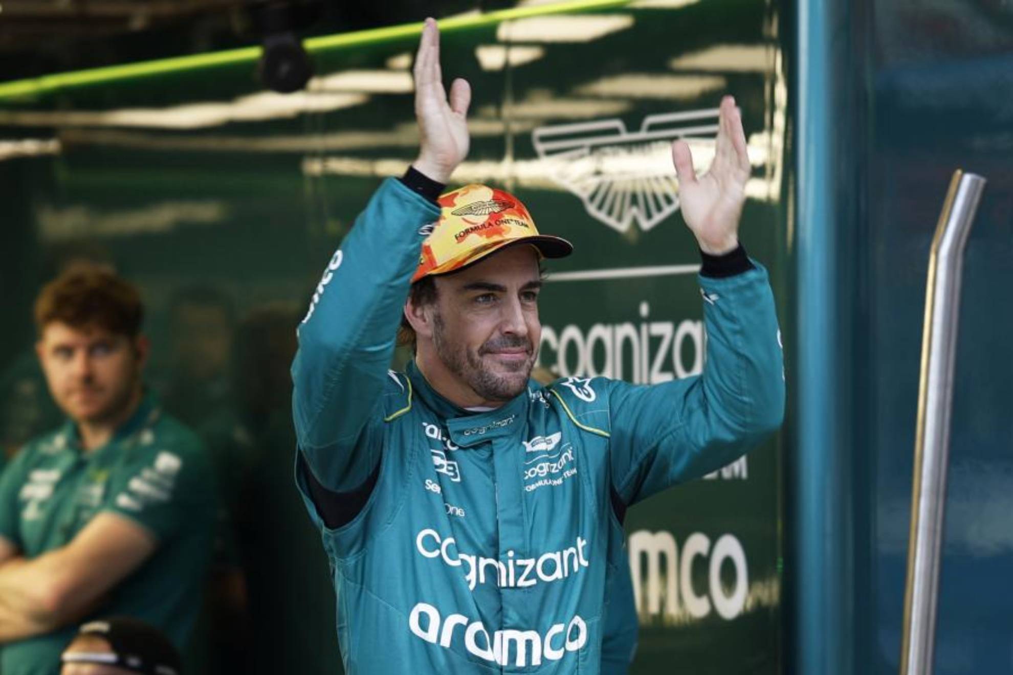 Fernando Alonso saluda al público tras los Libres del viernes en Montmeló.