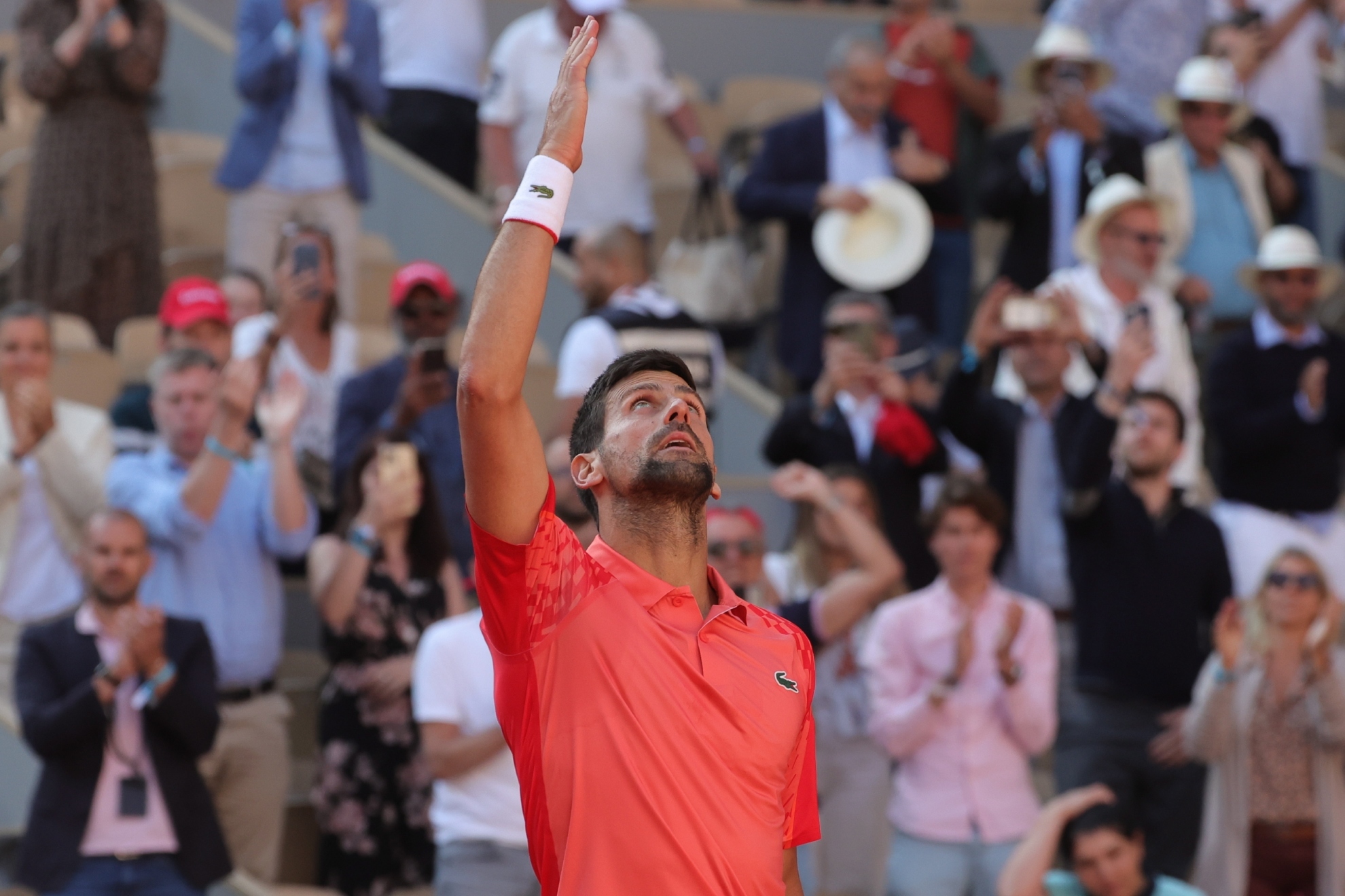 Djokovic señala al cielo tras su triunfo
