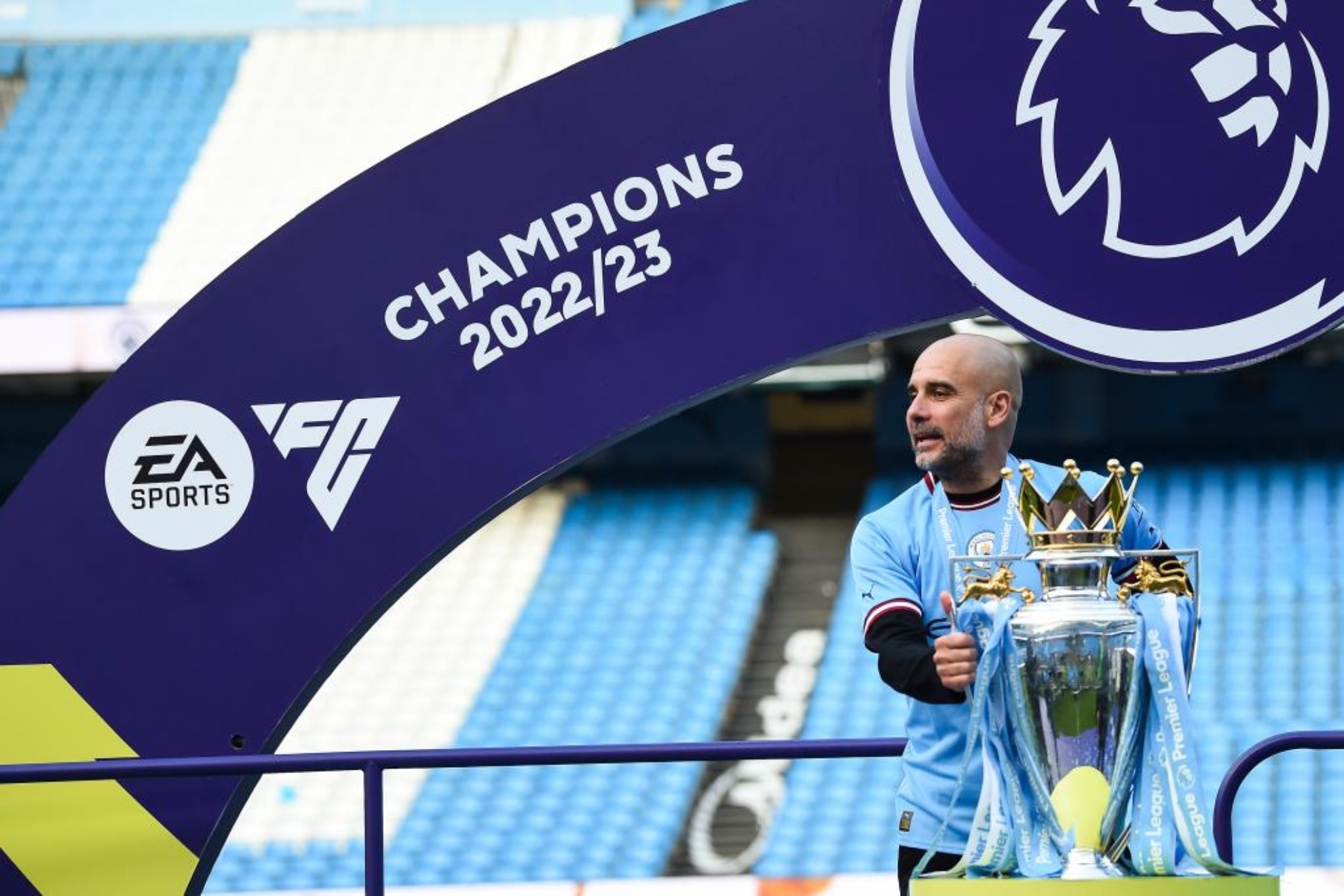 Guardiola coge el trofeo de campeón de la Premier League.