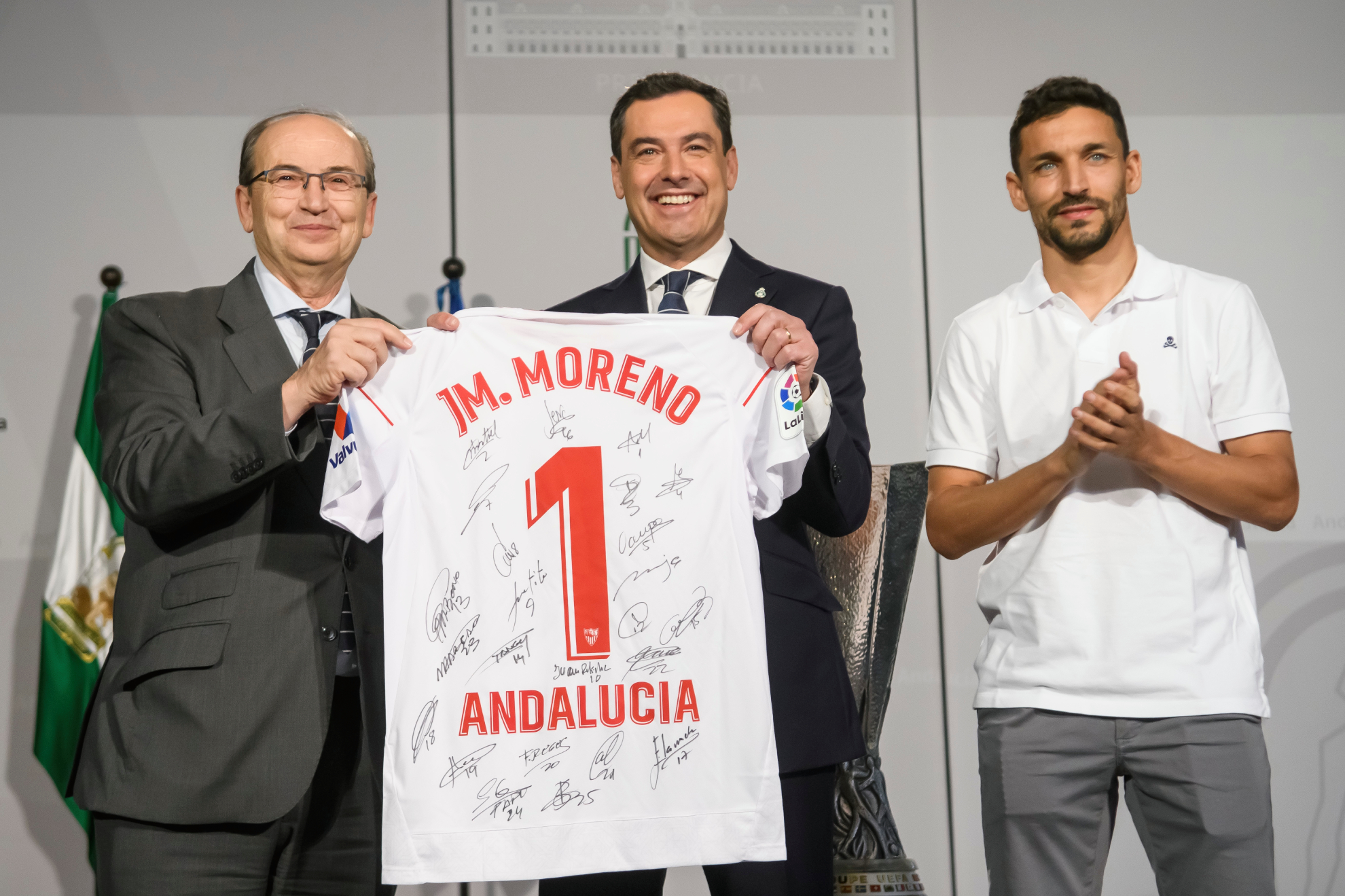 Castro entrega a Moreno Bonilla una camiseta con las firmas de los jugadores.