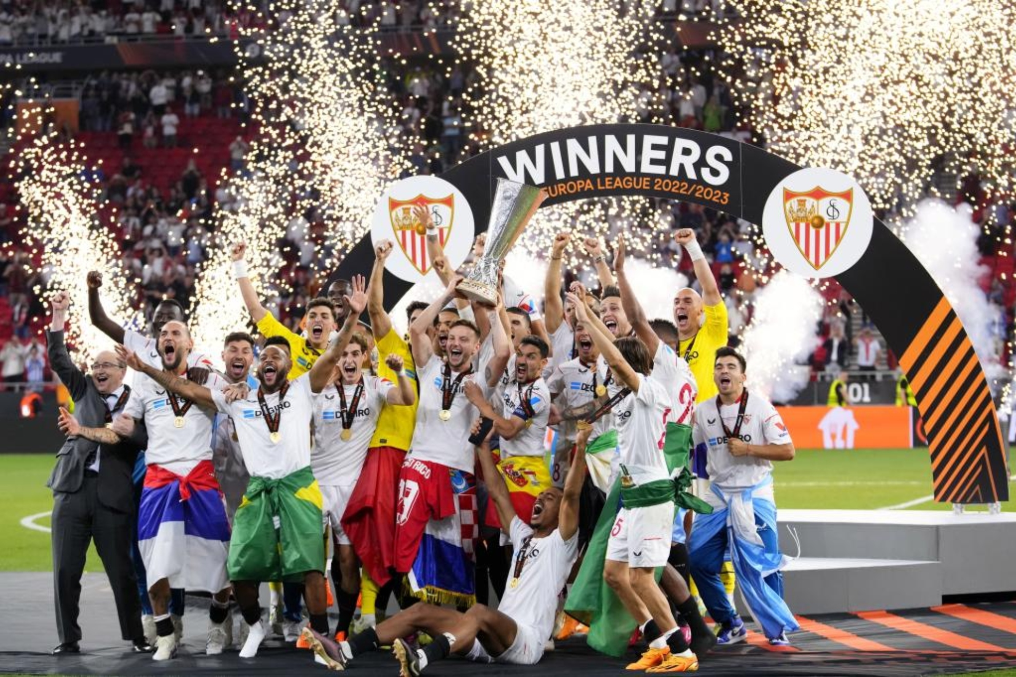 Los jugadores del Sevilla celebran el triunfo en la final de la Europa League.