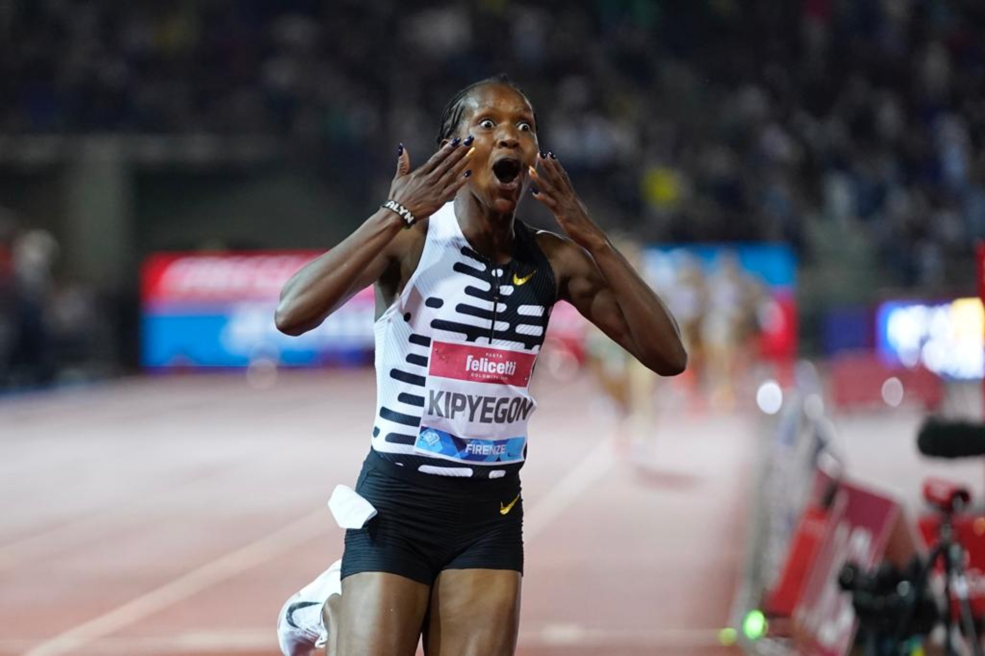 La cara de asombro de Faith Kipyegon tras batir el récord del mundo de los 1.500.