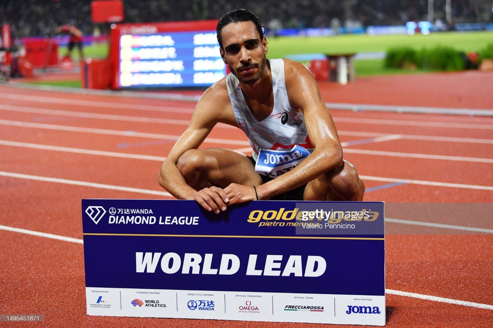 Mohamed Katir con el cartel que le acredita como líder mundial del año de 5.000 metros.