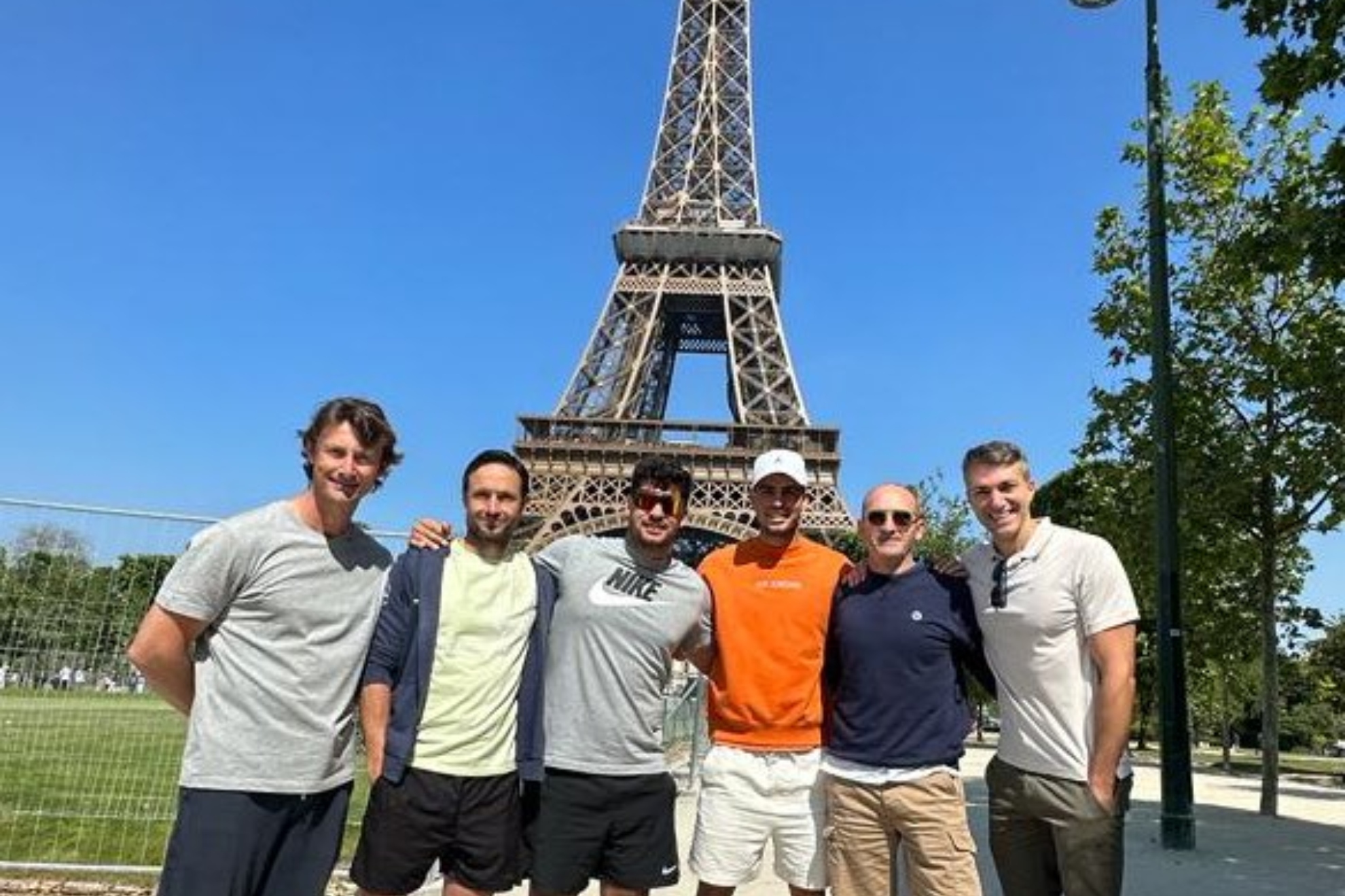 Alcaraz y su equipo, delante de la Torre Eiffel