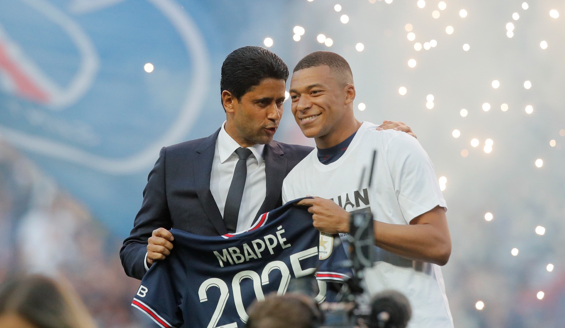Al Khelaifi y Kyliam Mbappé, en el momento de anunciar la renovación del contrato en mayo de 2022.