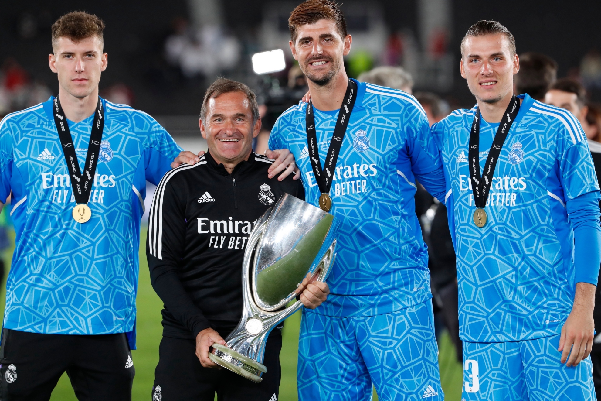 Luis Lpez, Llopis, Courtois y Lunin, posando juntos con el trofeo de la Supercopa de Europa.