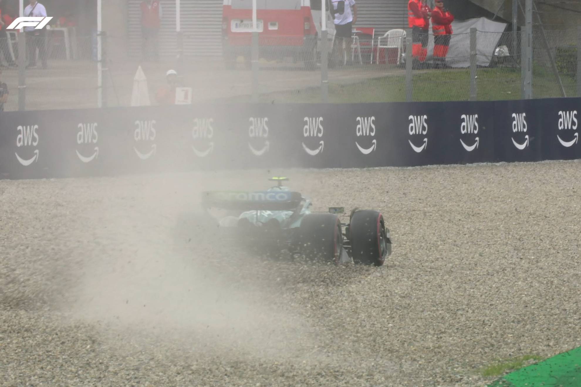Alonso, en su salida de pista en la Q1 donde dañó el suelo de su coche.
