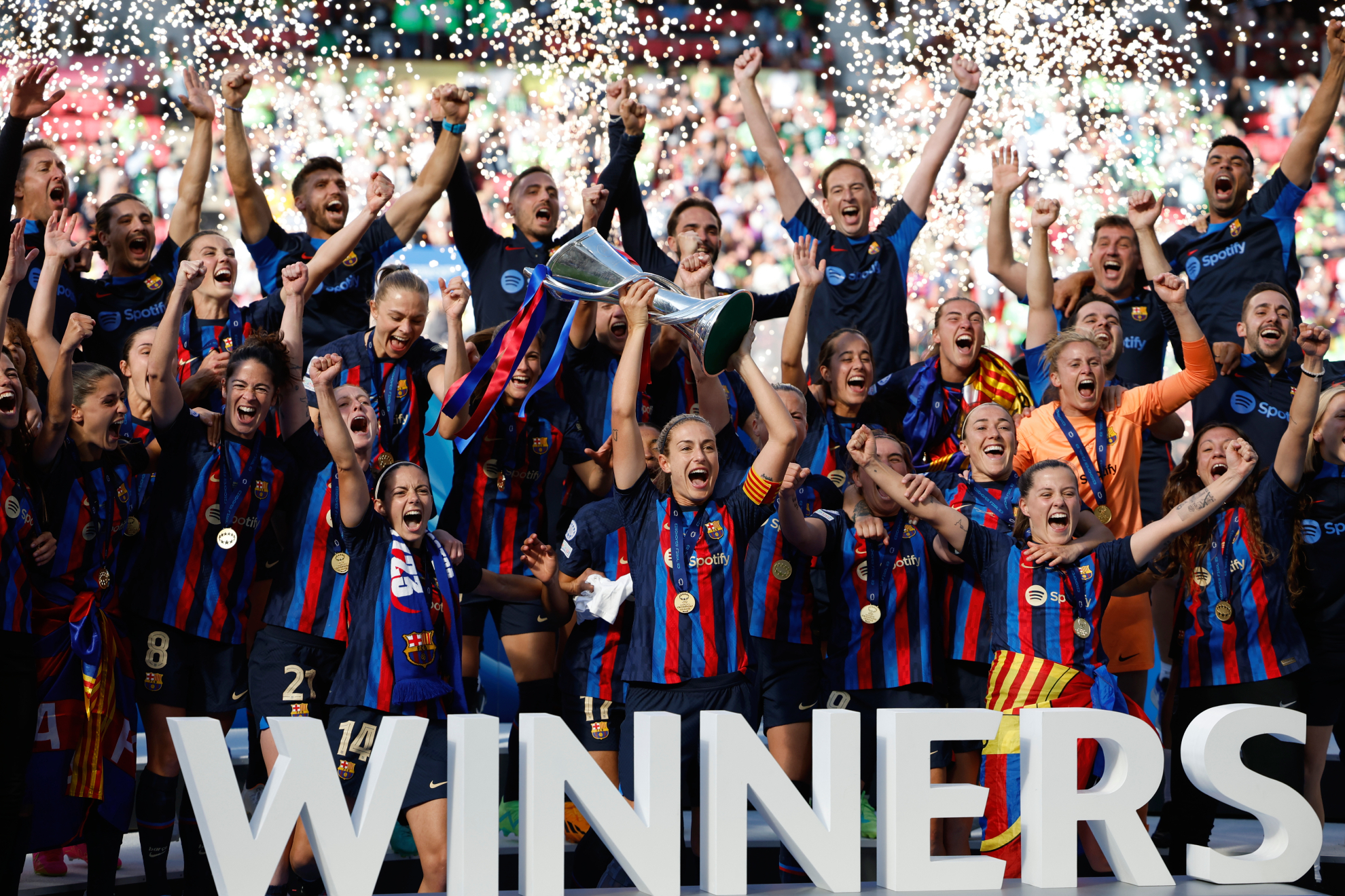 Las jugadoras del Barcelona alzan la copa de Campeonas de Europa / EFE