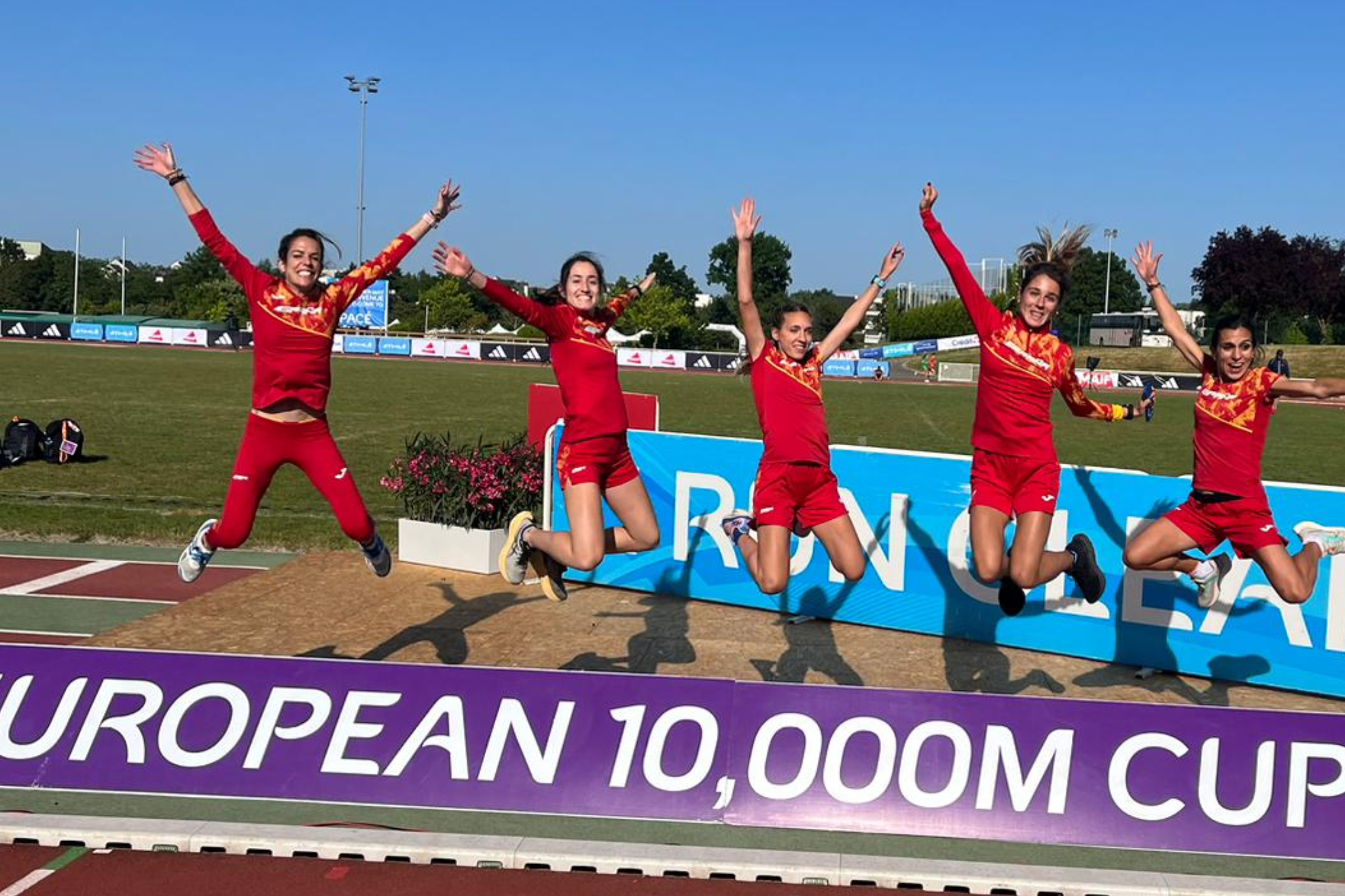 Las atletas españolas celebran su plata en la Copa de Europa de 10.000 metros.