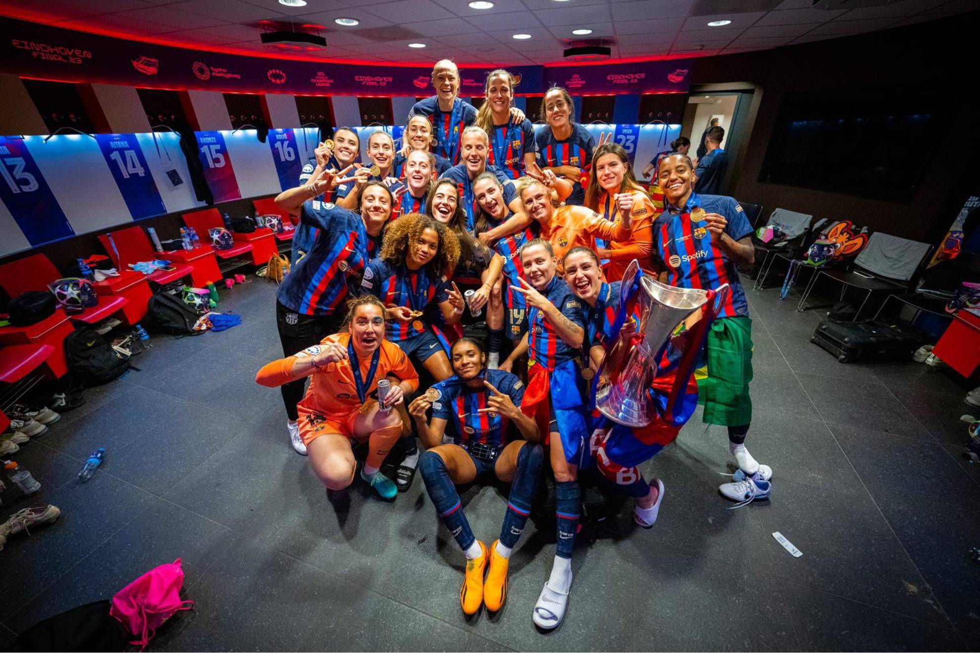 Las jugadoras del Barcelona posan con la Champions en el vestuario en Eindhoven / FCB