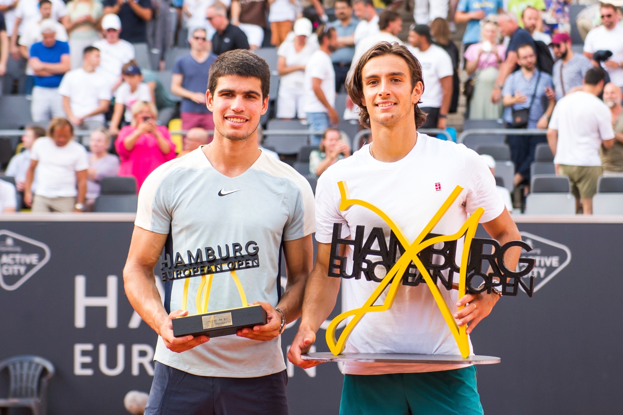 Alcaraz y Musetti posan con los trofeos de Hamburgo