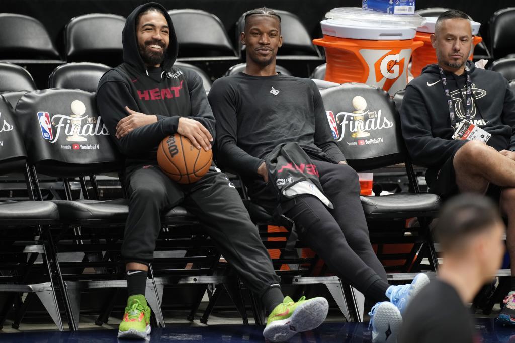 Gabe Vincent y Jimmy Butler, distendidos en la grada durante el entrenamiento de los Heat.