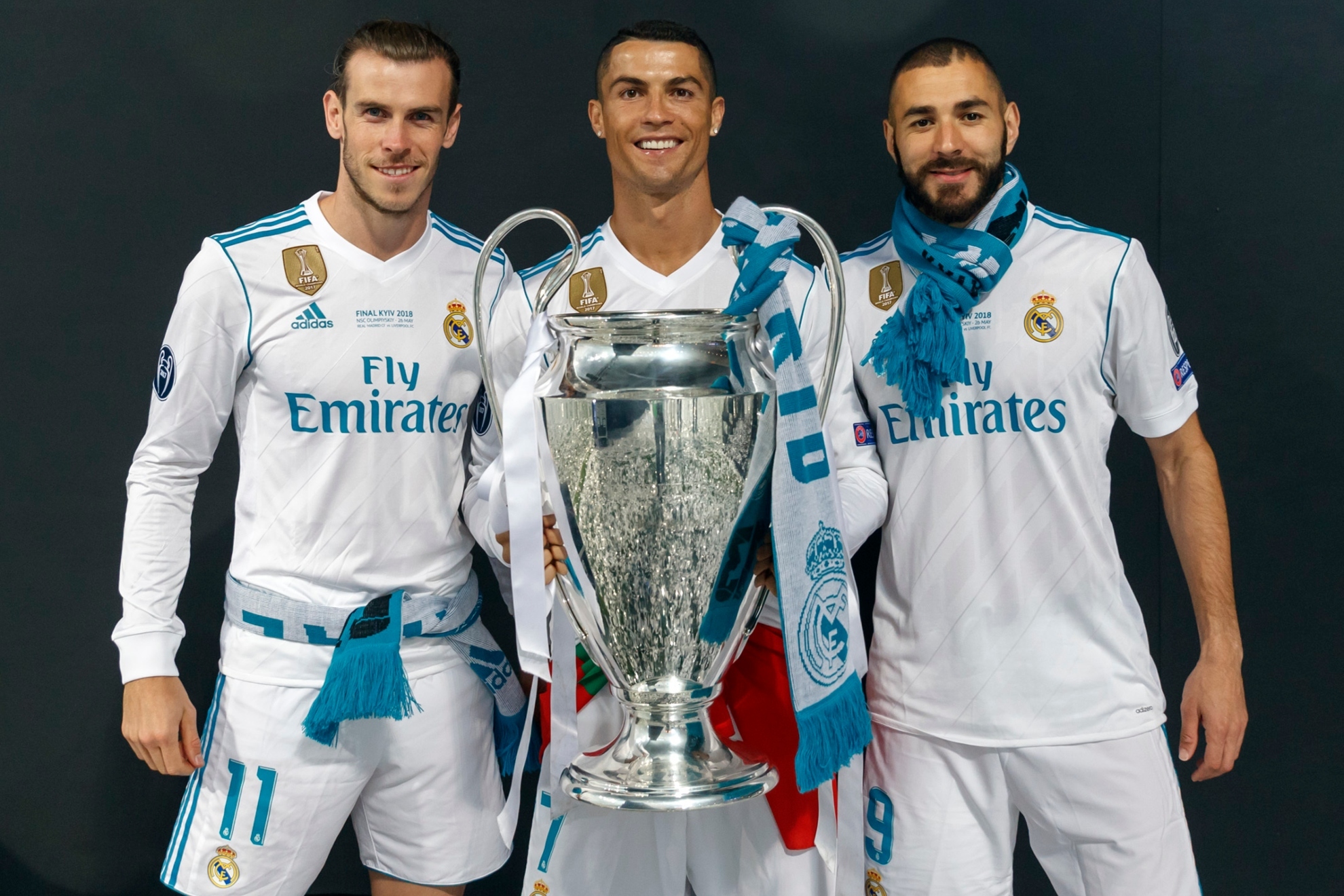 Bale, Cristiano y Benzema posan con una de las cuatro Champions que lograron juntos en el Real Madrid.