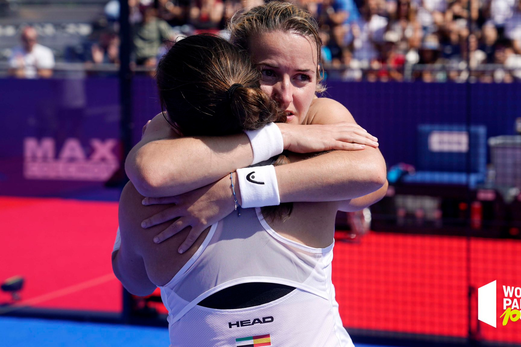 El abrazo de Ariana Sánchez y Paula Josemaría, campeonas del Marbella Master.