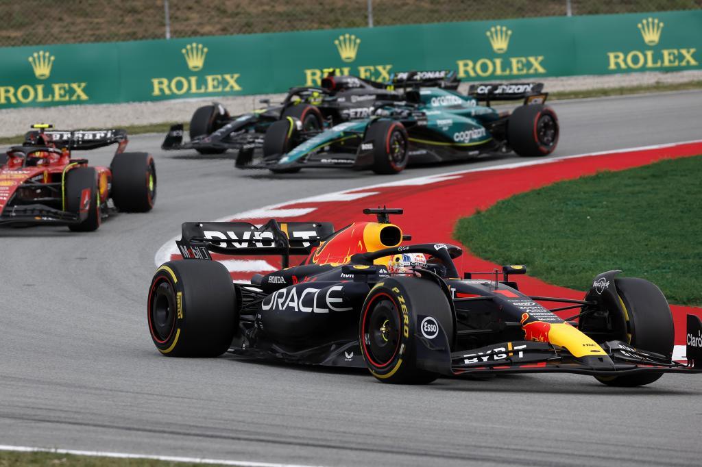 Paseo de Verstappen y Mercedes ya mete miedo en un mal día para Sainz y Alonso
