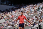 Djokovic barre a Varillas, se mete en cuartos y 'roba' un récord a Nadal