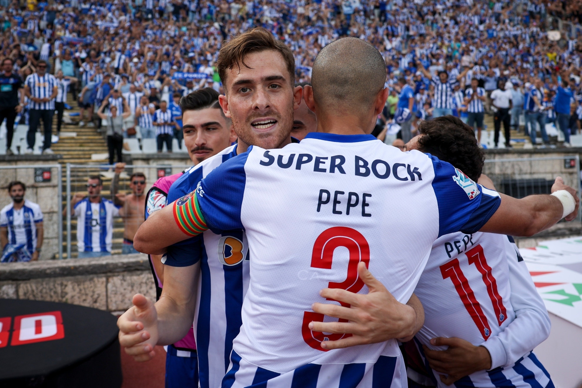 Toni Martínez celebra con Pepe el primer gol del Oporto.