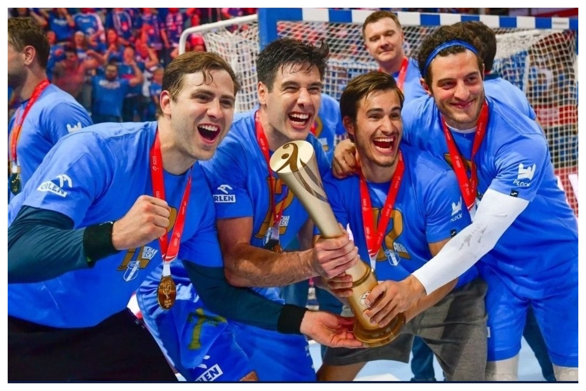 Biosca, Serdio ,Gonzálo Pérez y Mindegia con el trofeo de la Copa de Polonia /