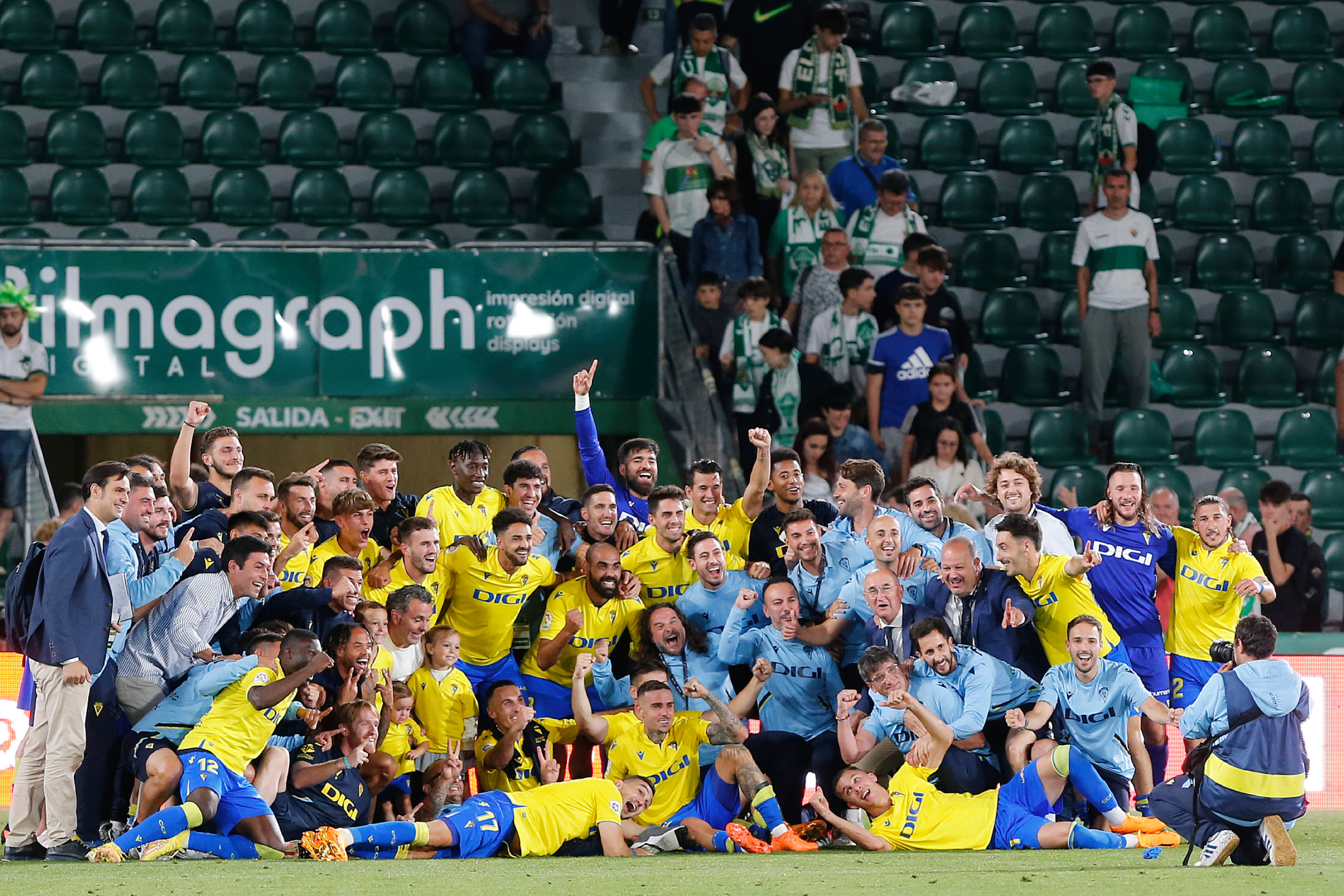 Jugadores y cuerpo técnico del Cádiz celebran su permanencia en Primera División