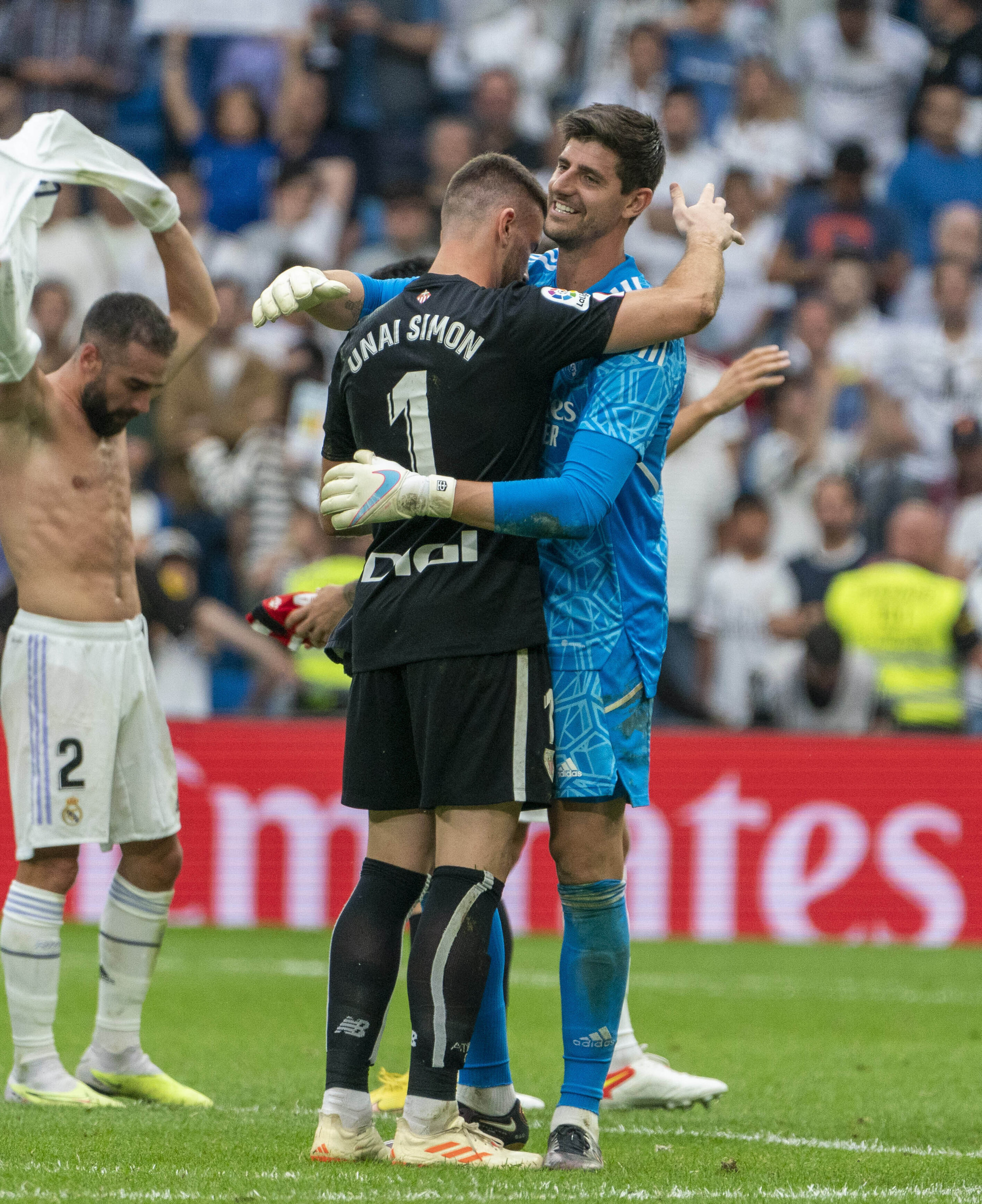 Simón y Courtois se abrazan a la conclusión del partido del Bernabéu.