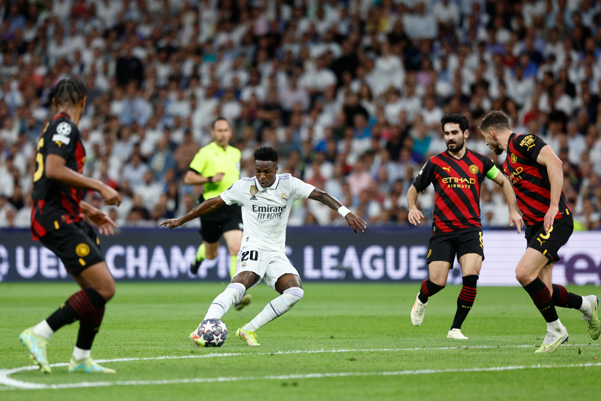 Vinícius dispara a portería para adelantar al Madrid ante el City en semifinales de Champions.