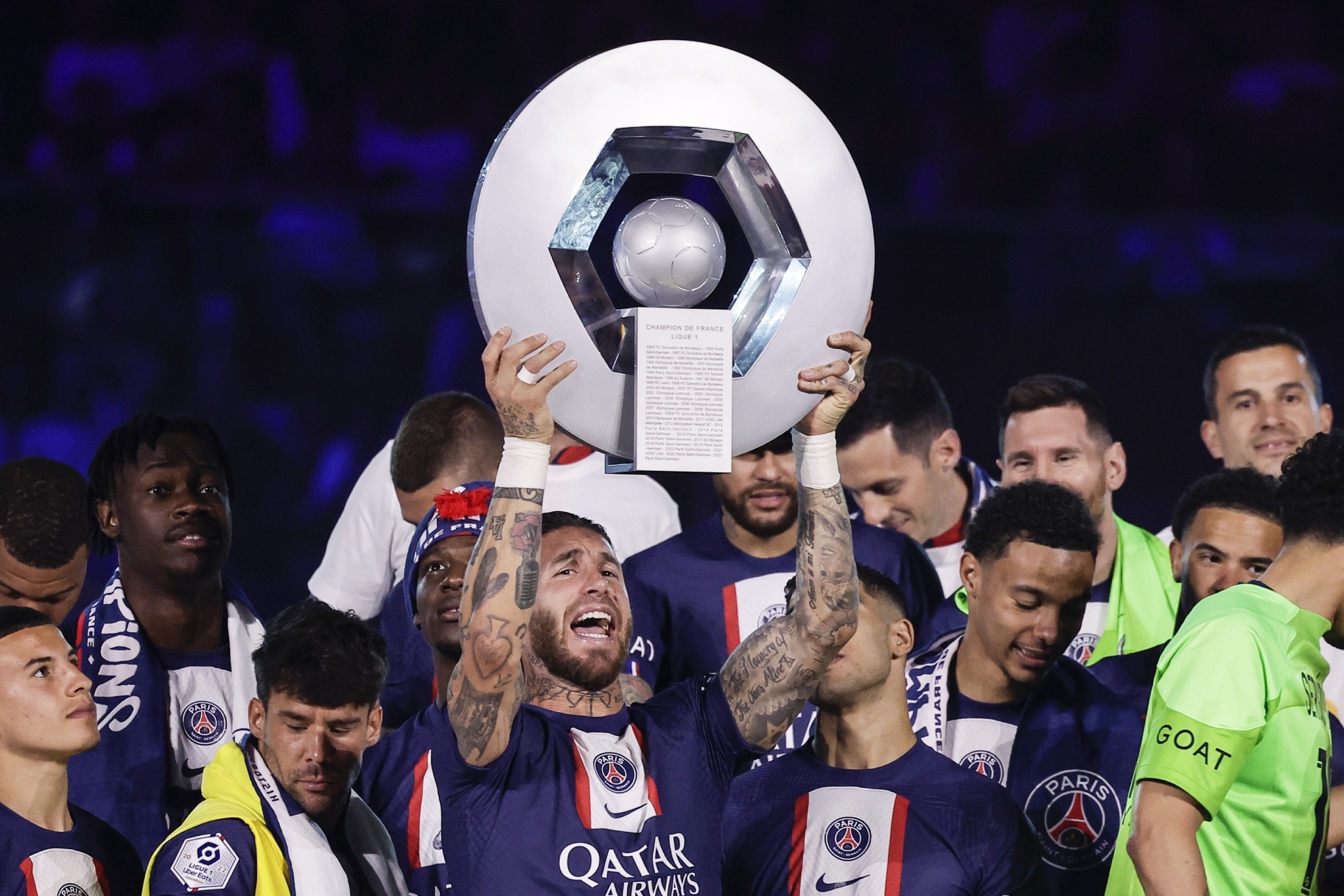 Sergio Ramos levanta la Ligue 1 conquistada por el PSG.