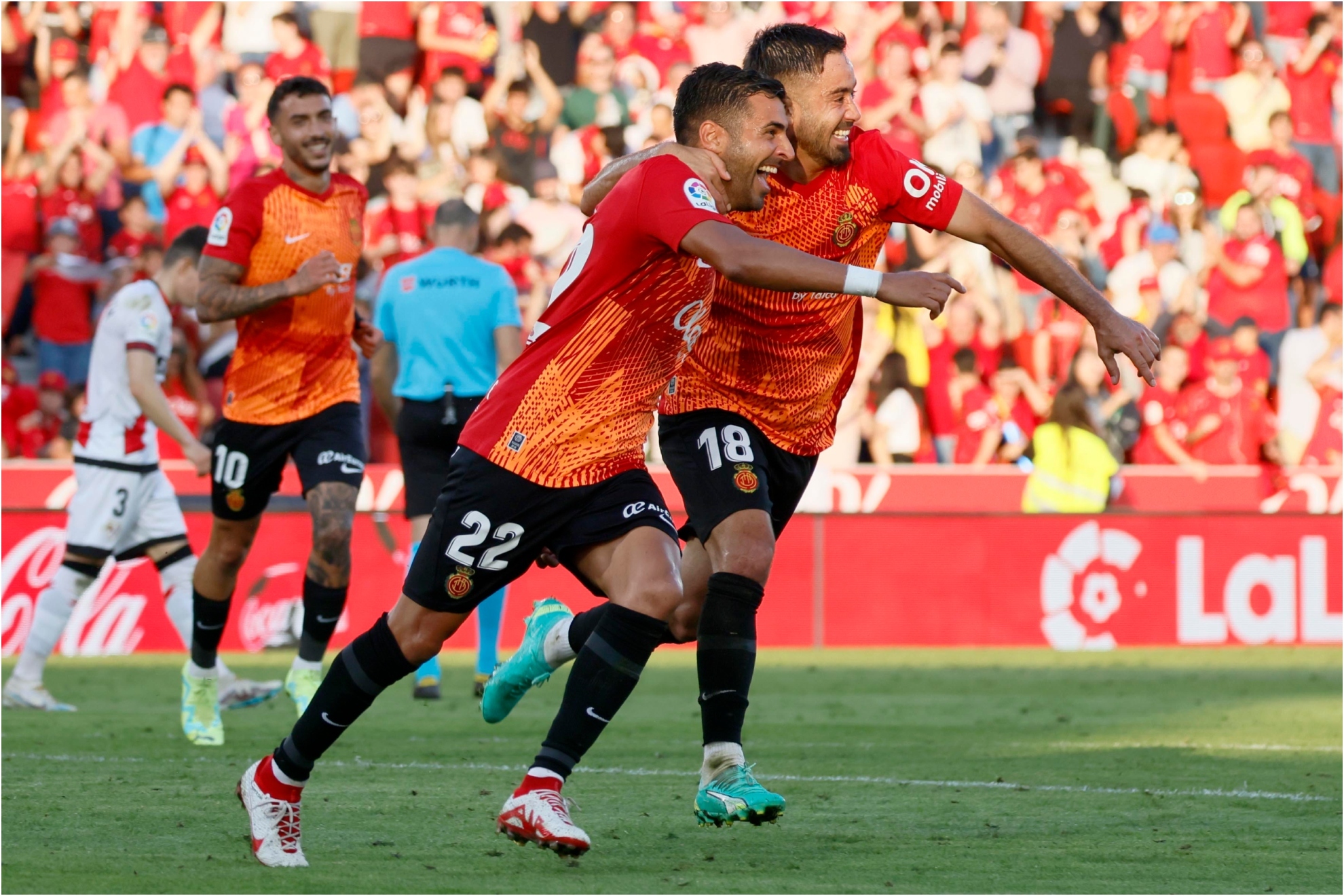 Los bermellones celebran un gol al Rayo Vallecano.