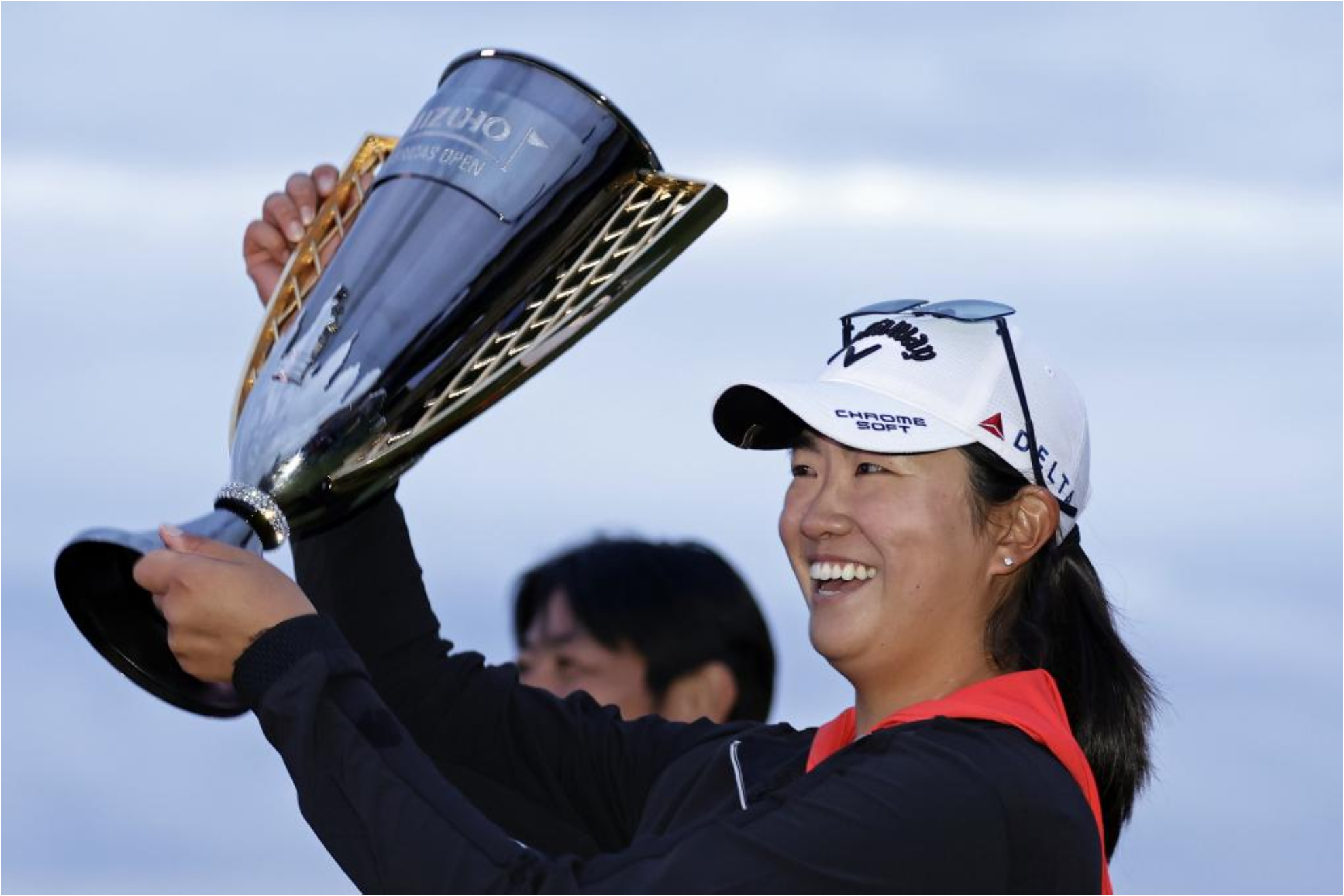 Rose Zhang, con el trofeo de ganadora del Mizuho Americas Open.