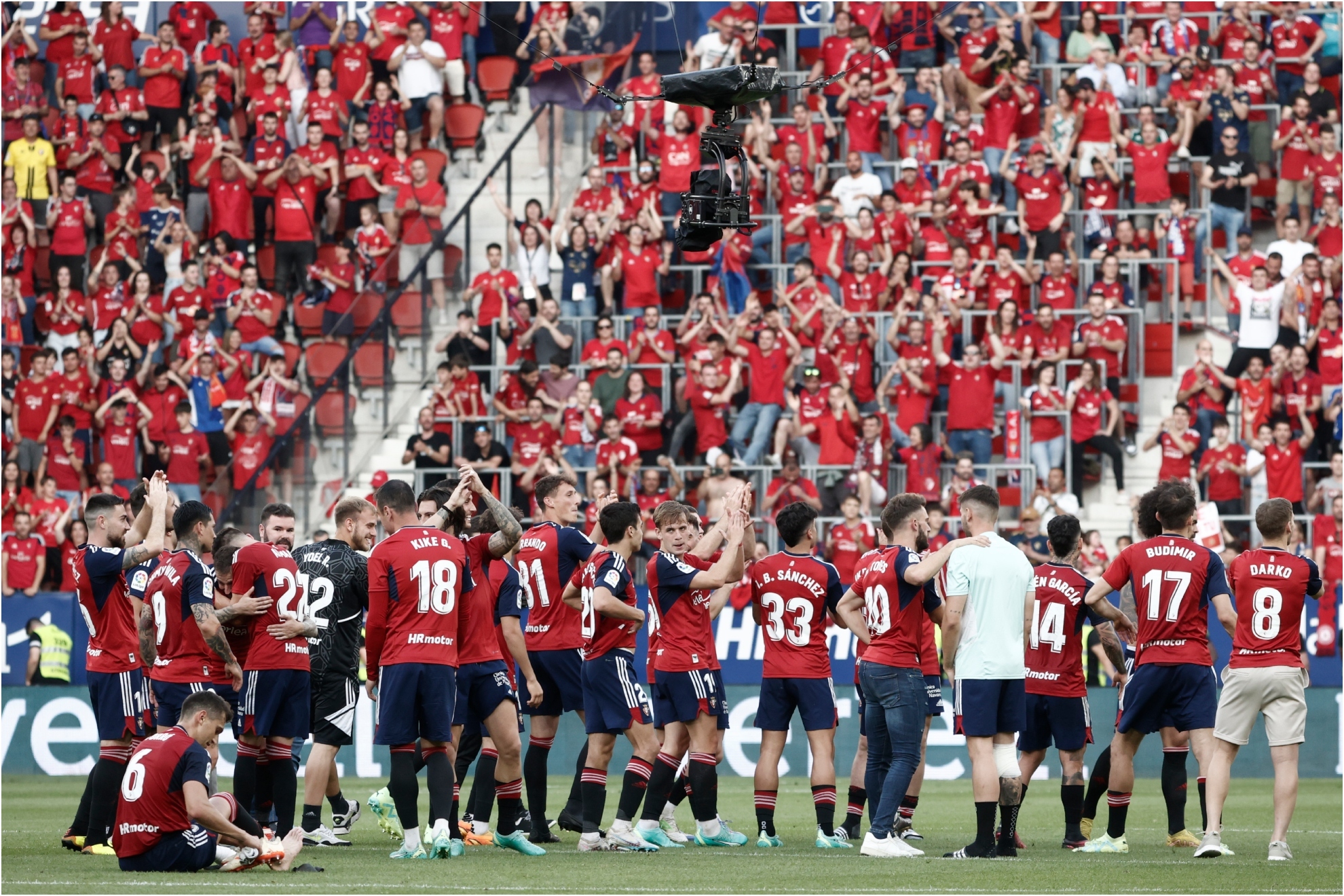 Los jugadores celebran con la afición rojilla el gran final de campaña que ha hecho Osasuna.