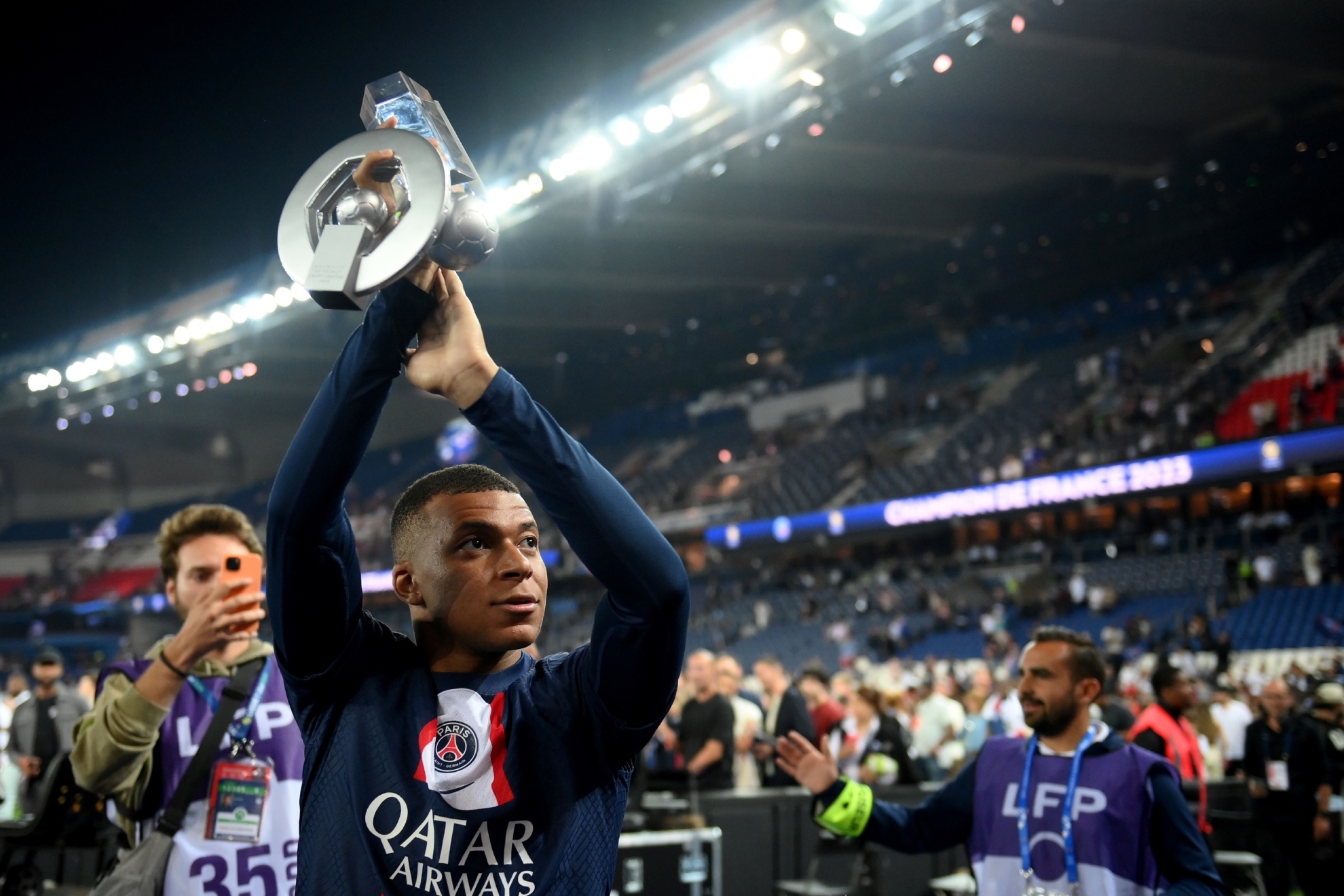 Mbappé posa con los trofeos de campeón y 'pichichi' de la Ligue 1.