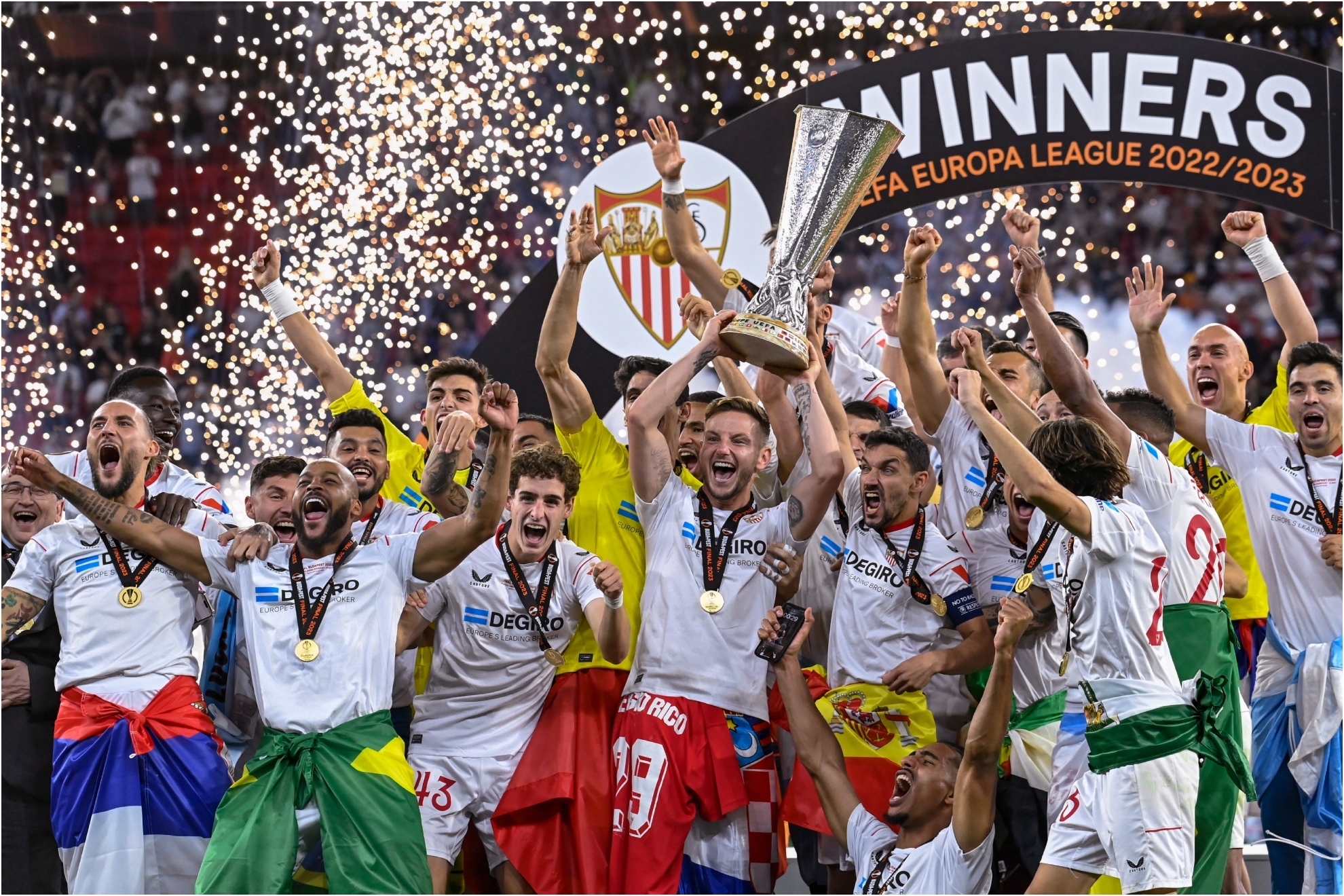 Los sevillistas levantan la copa Europa League.