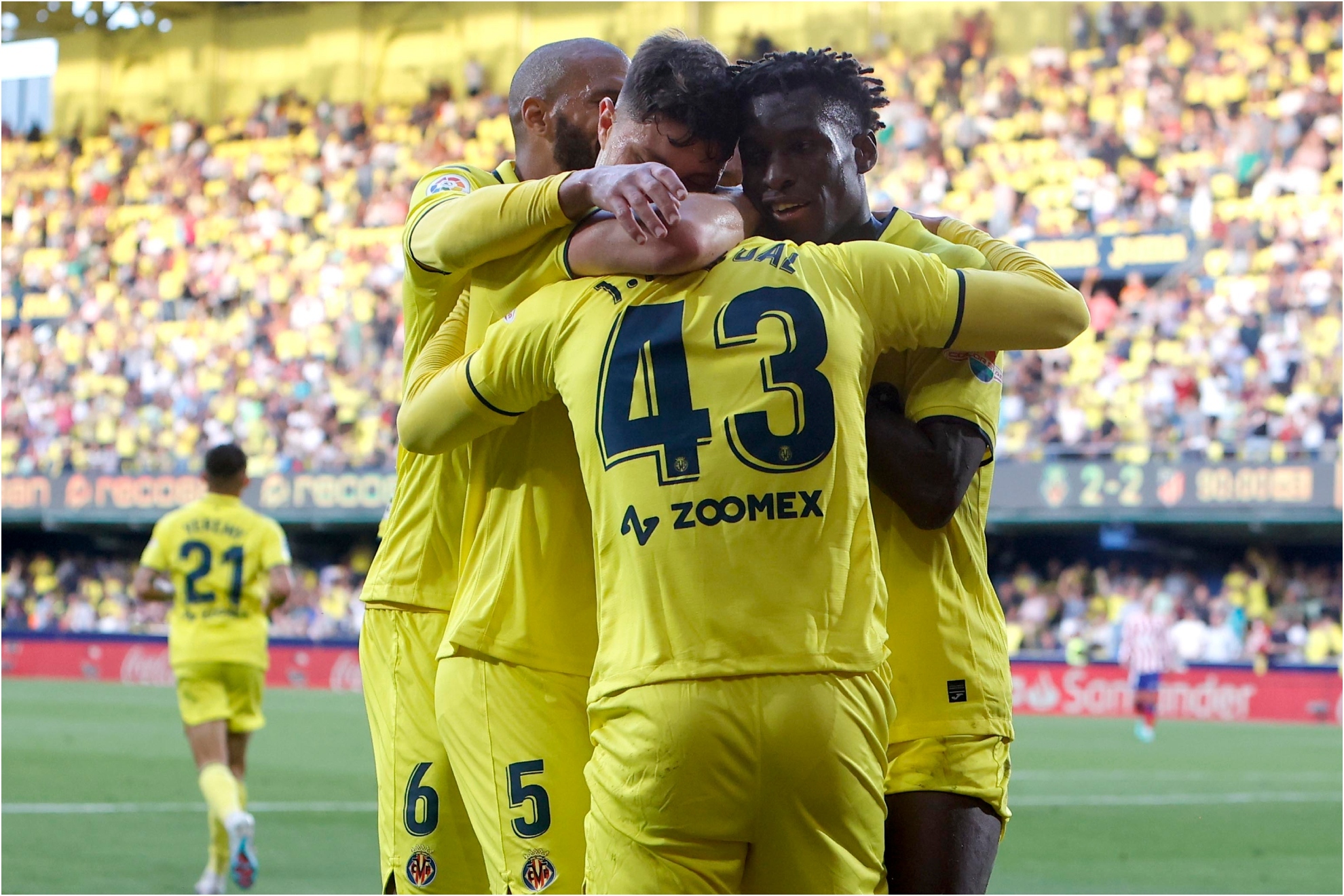 Los jugadores del Villarreal se abrazan tras un gol.
