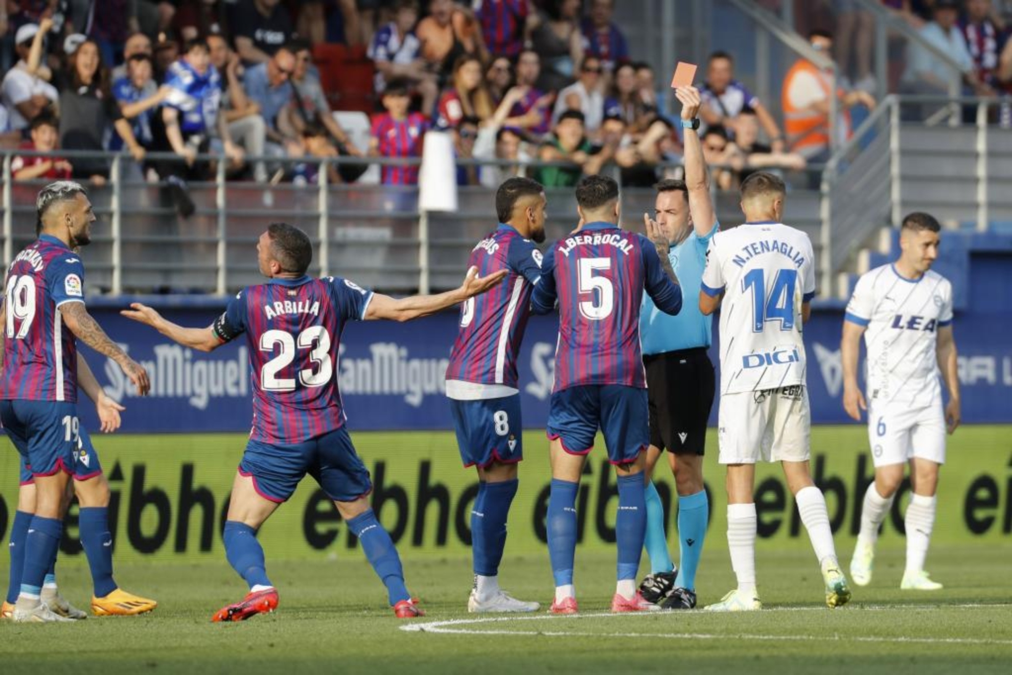 Partido de ida de las semifinales de playoff de ascenso de Segunda Divisin entre el Eibar y el Alavs
