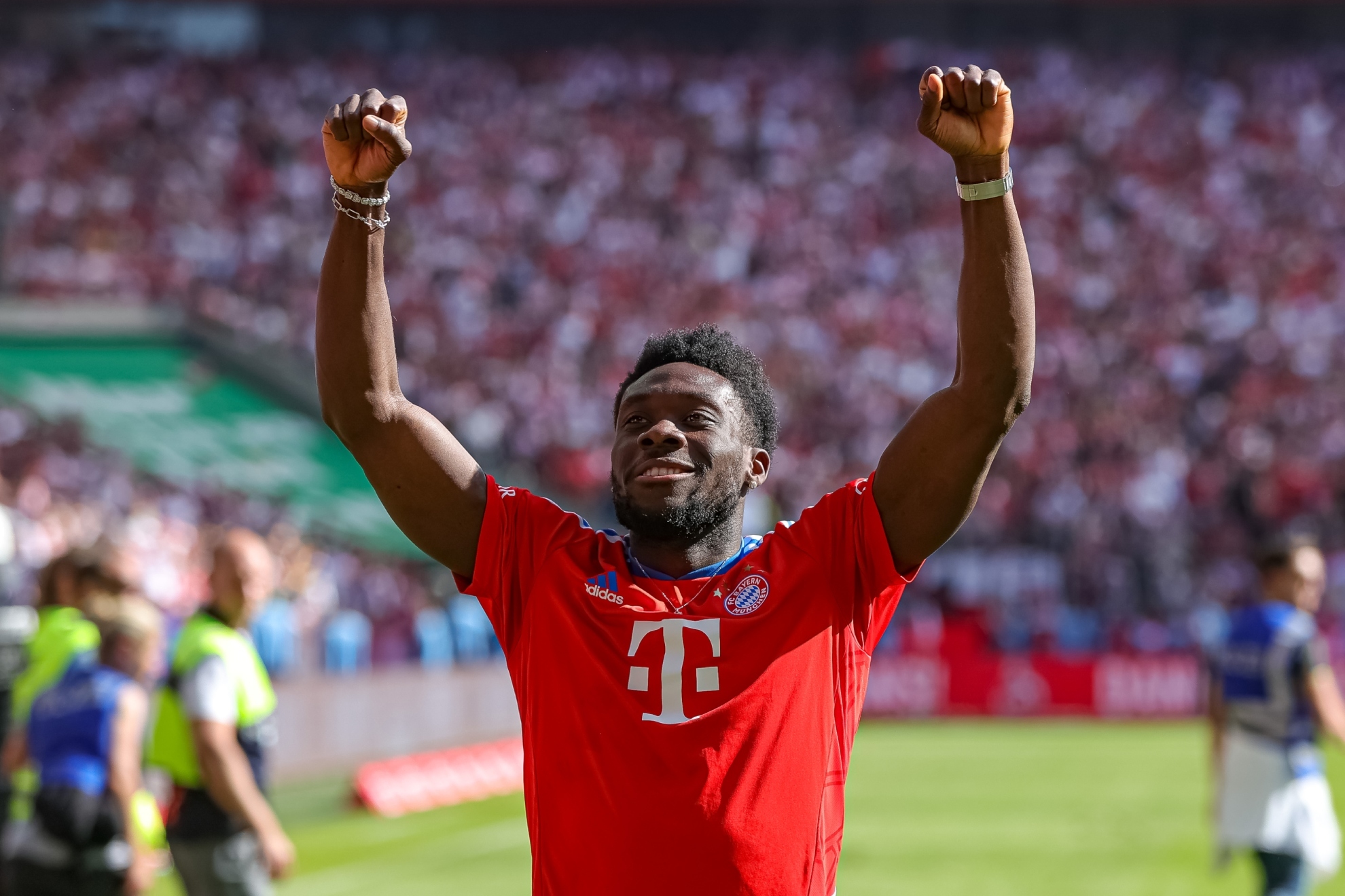 Alphonso Davies celebra una victoria del Bayern Múnich.