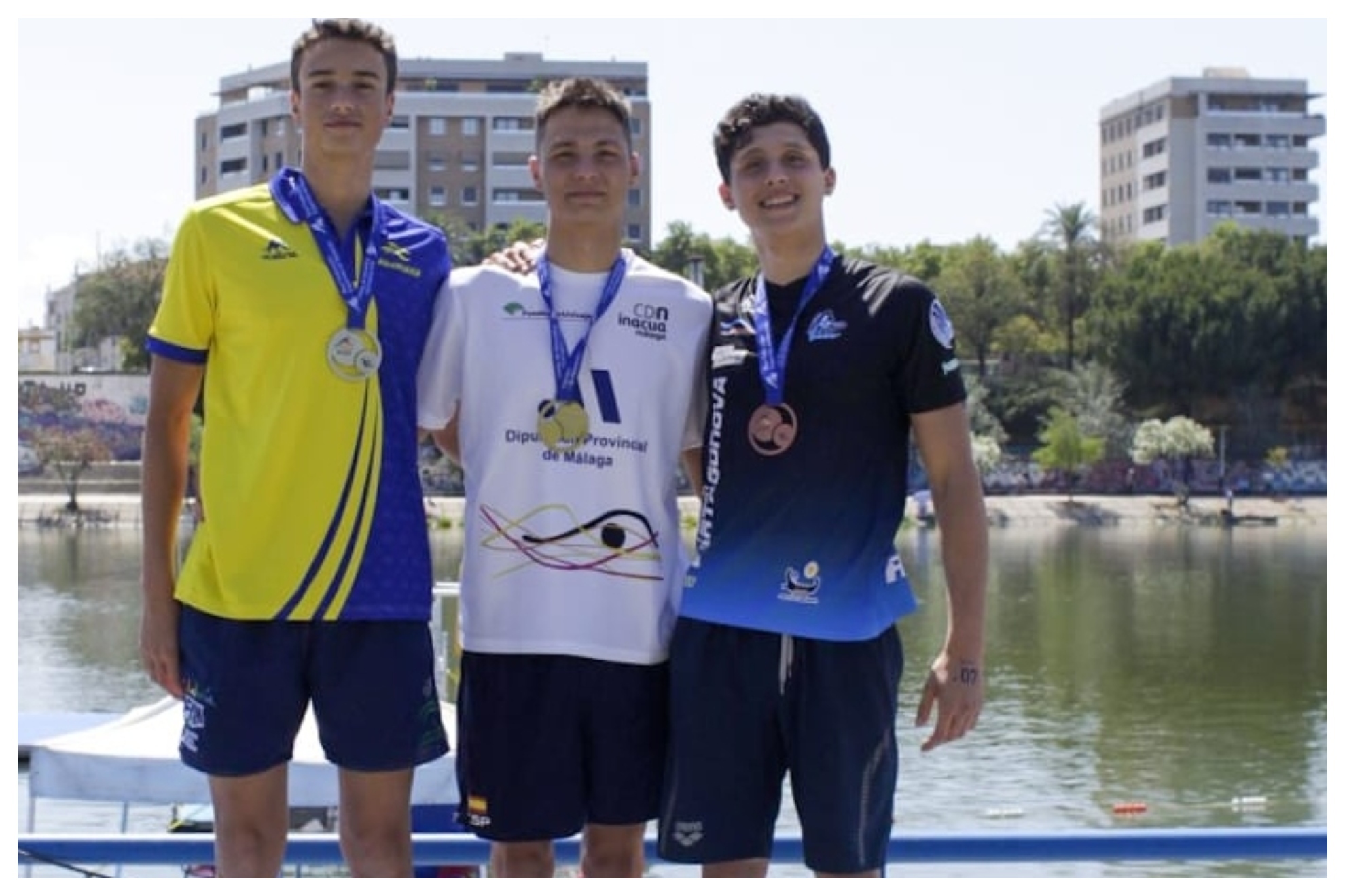 Carlos de Oña, en el centro, ganador de los 5 km el pasado sábado en los Nacionales de aguas abiertas