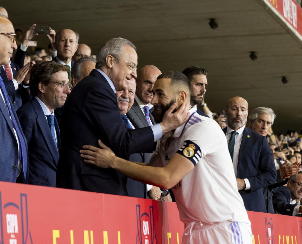 Florentino Pérez saluda a Benzema en el palco de La Cartuja tras ganar el Real Madrid la Copa del Rey.