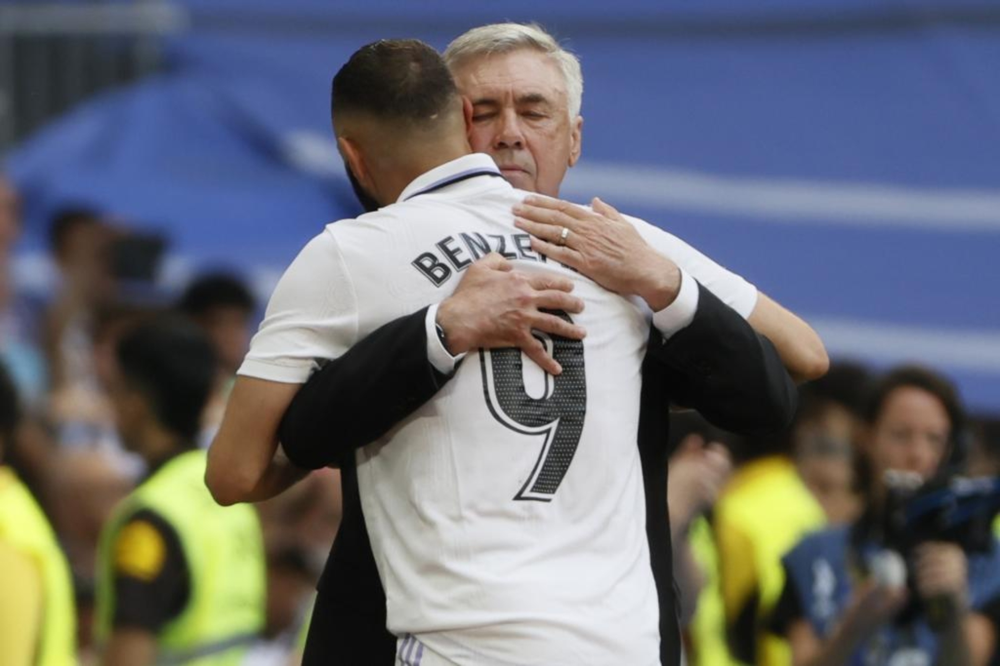 Karim Benzema abrazado con Ancelotti tras ser sustituido