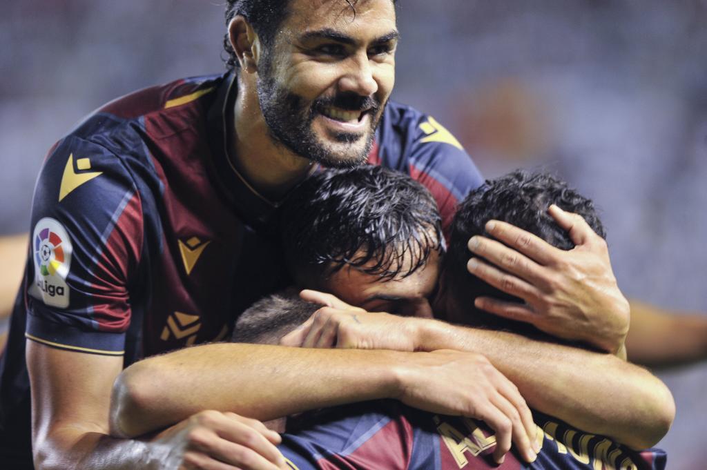 El capitán Iborra celebra con sus compañeros uno de los goles en el Carlos Belmonte al Albacete.