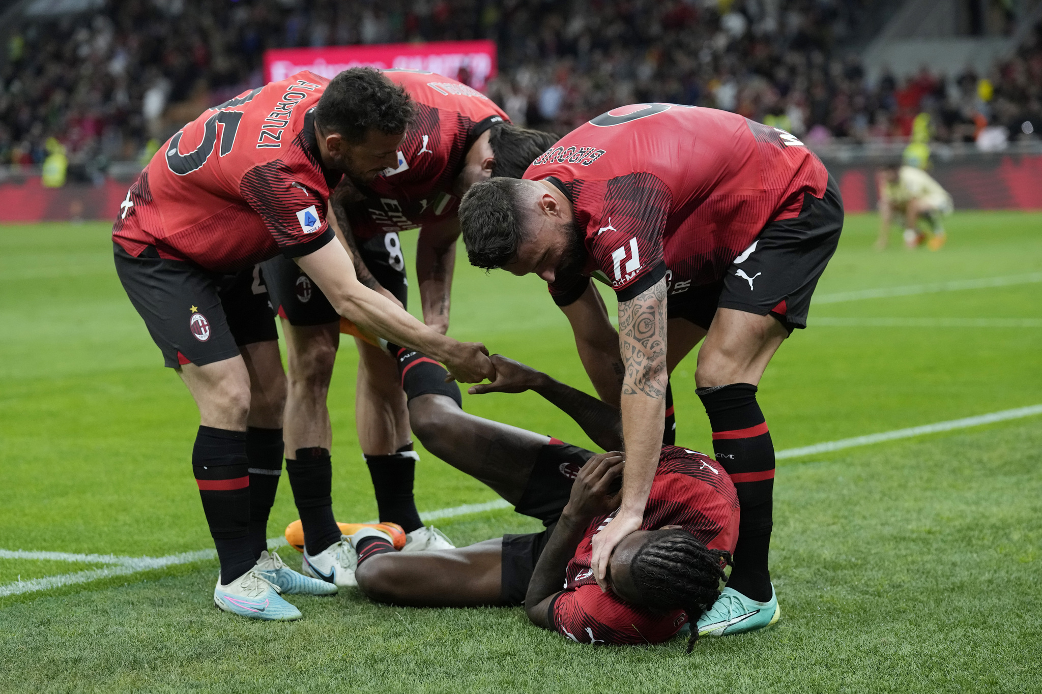 Los jugadores del Milan celebran un gol.