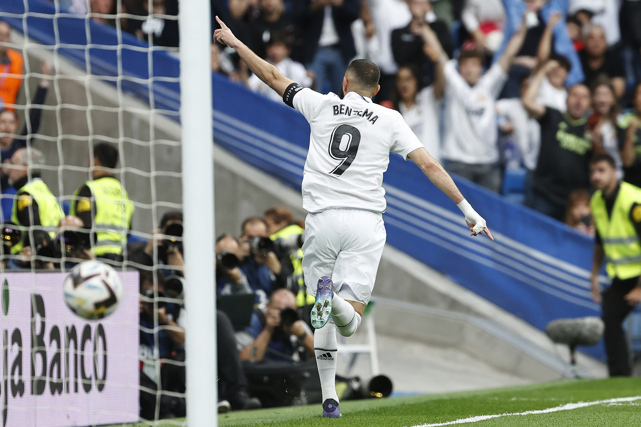Karim Benzema celebra uno de sus goles en su última temporada como jugador del Real Madrid.