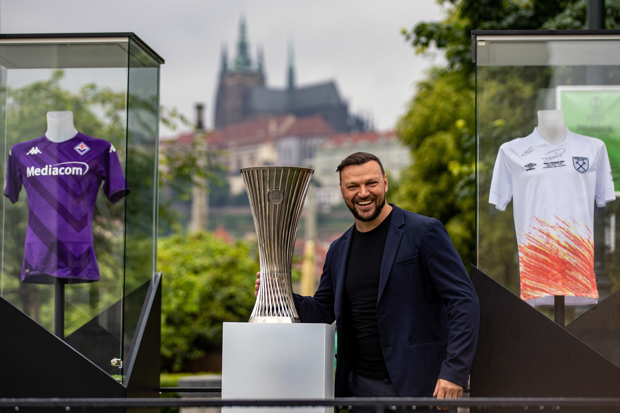 Ujfalusi posa en Praga con el trofeo y las equipaciones de Fiorentina y West Ham.