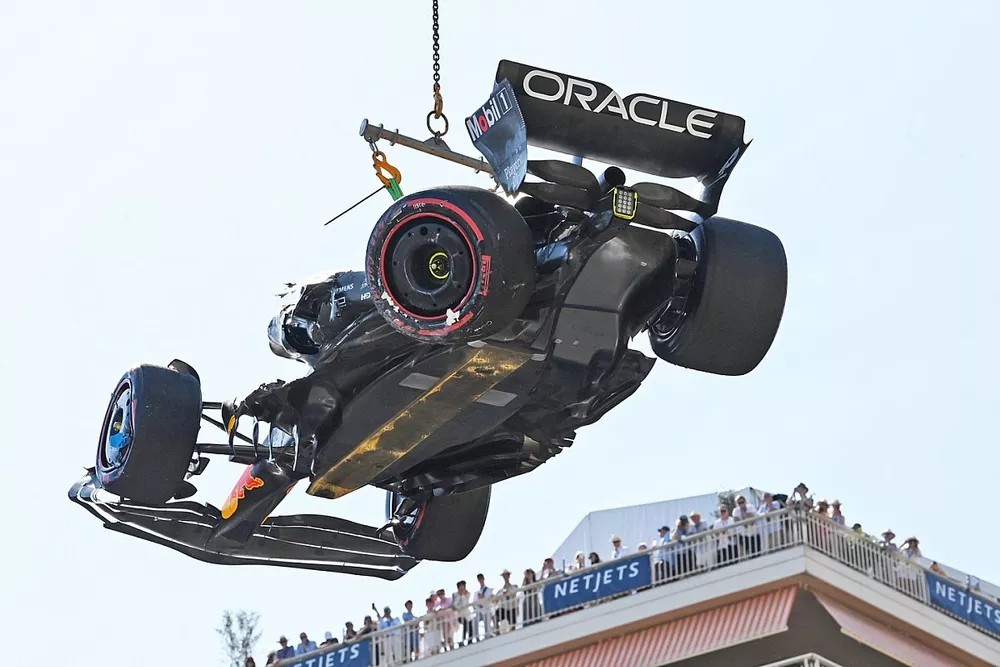El Red Bull de Checo Pérez tras estrellarse en la clasificación de Mónaco.
