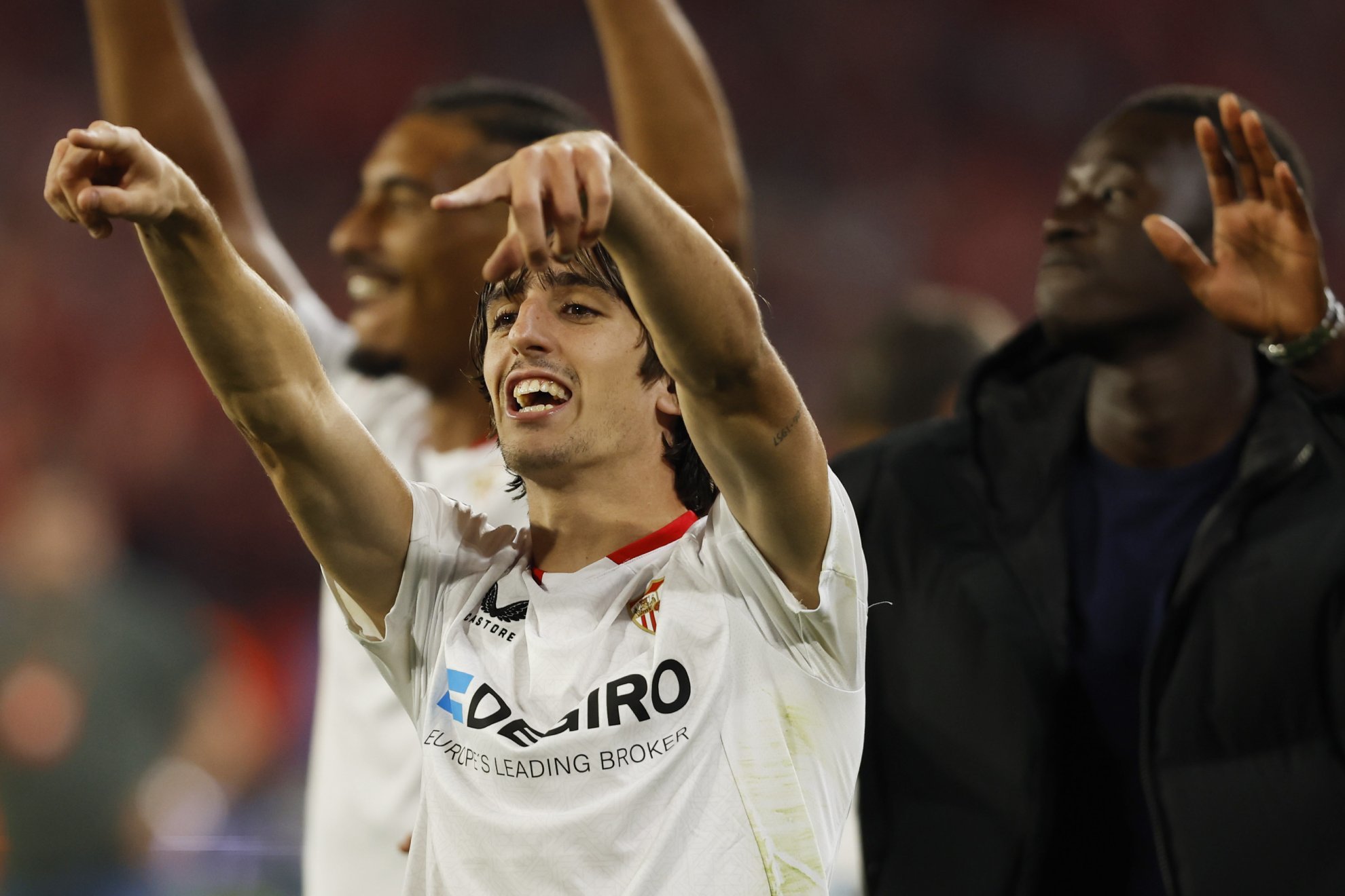 Bryan Gil festeja una victoria con el Sevilla en la Europa League.