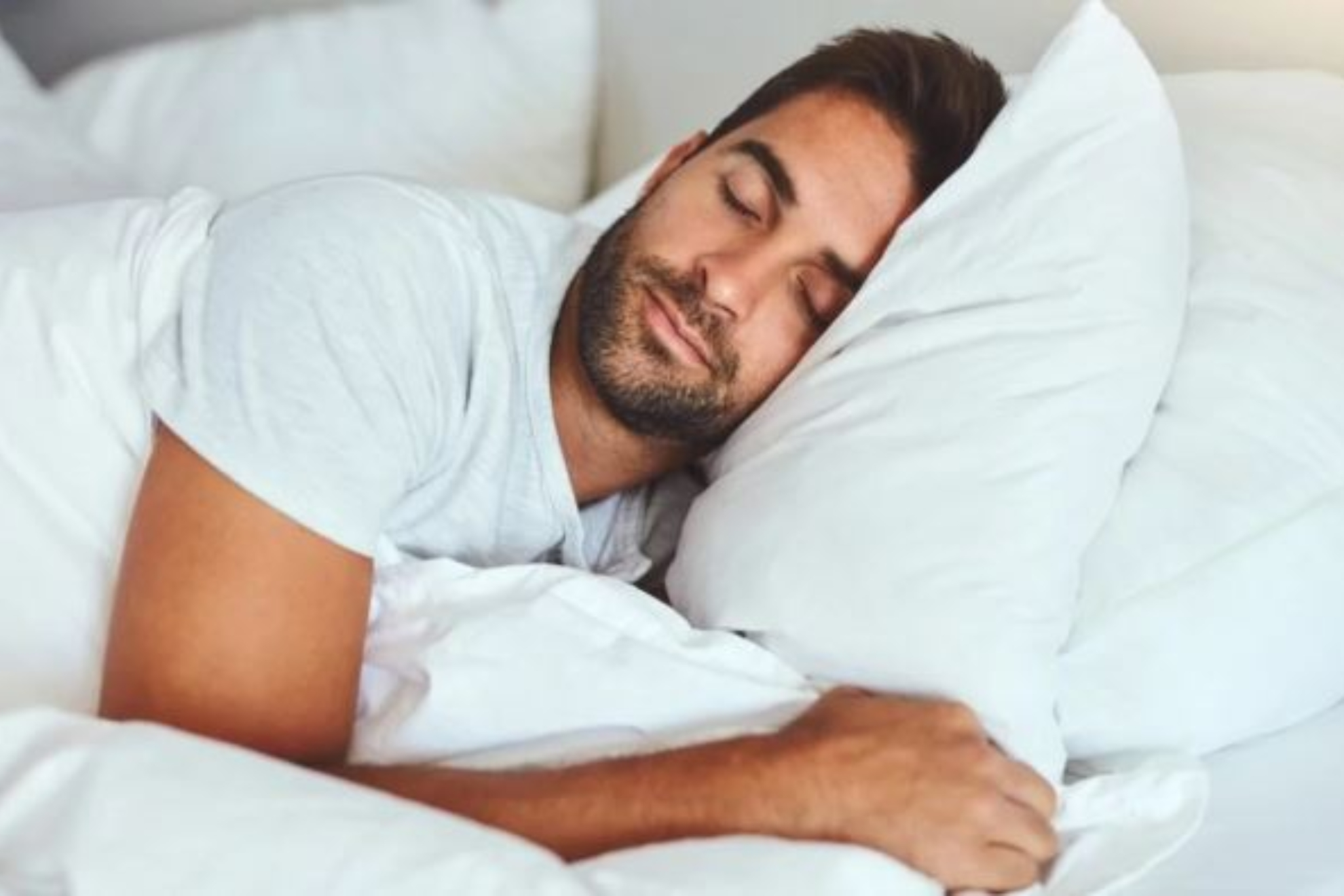 Esta es la mejor y la peor postura para dormir, según el fisio
