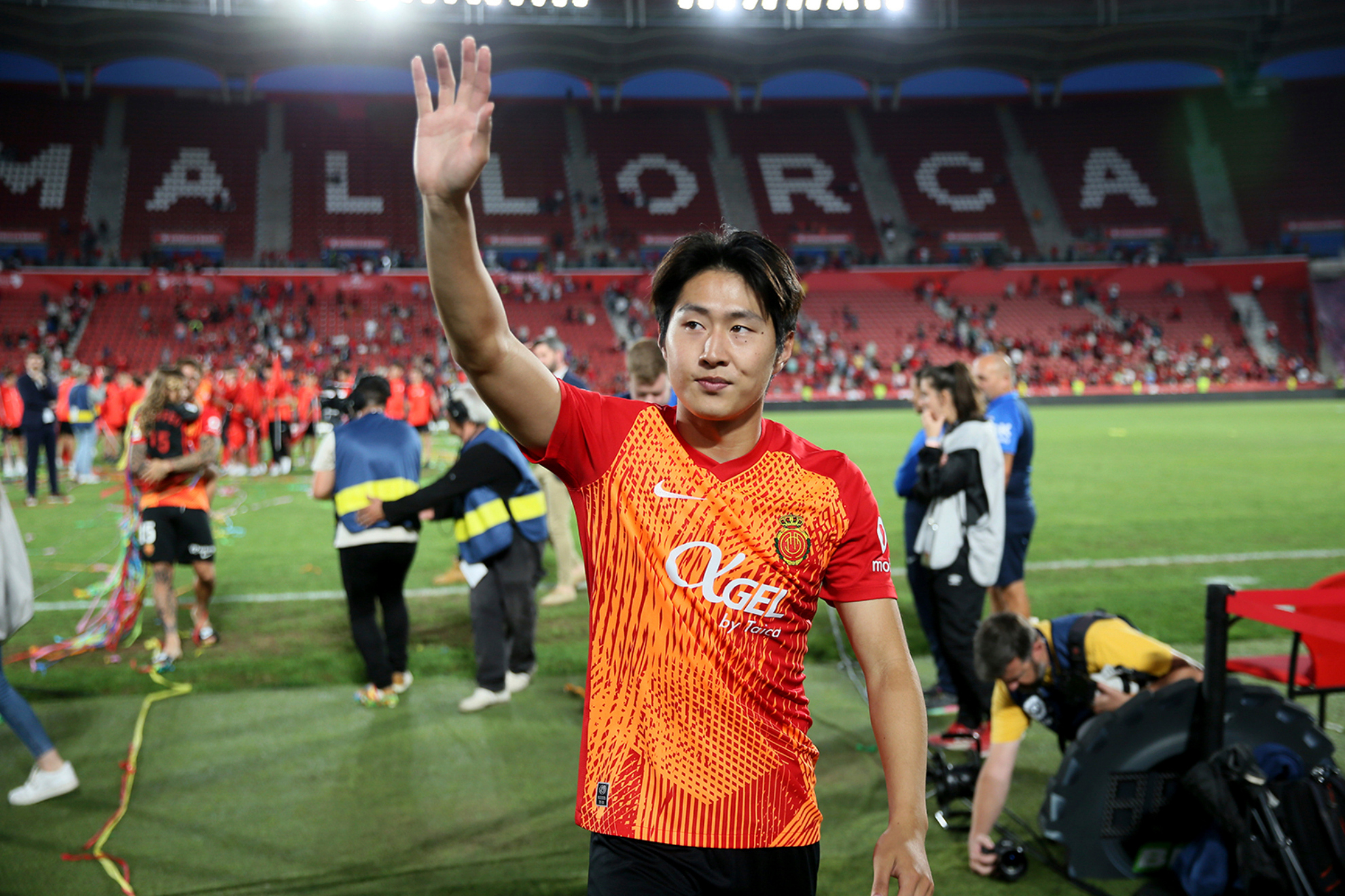 Kang In Lee despide la aficion del Mallorca en el ultimo partido de la temporada.