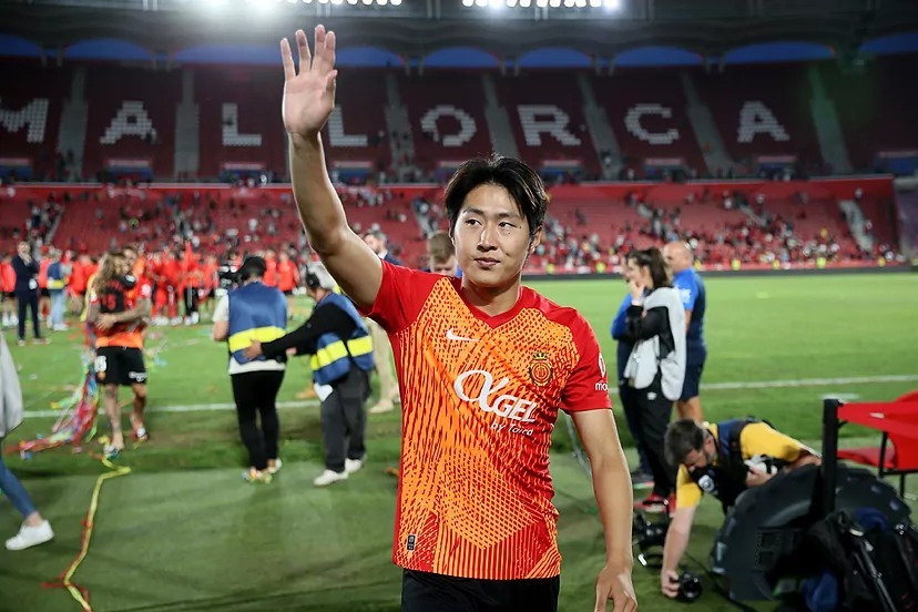 Kang In Lee despide la aficion del Mallorca en el ultimo partido de la temporada.