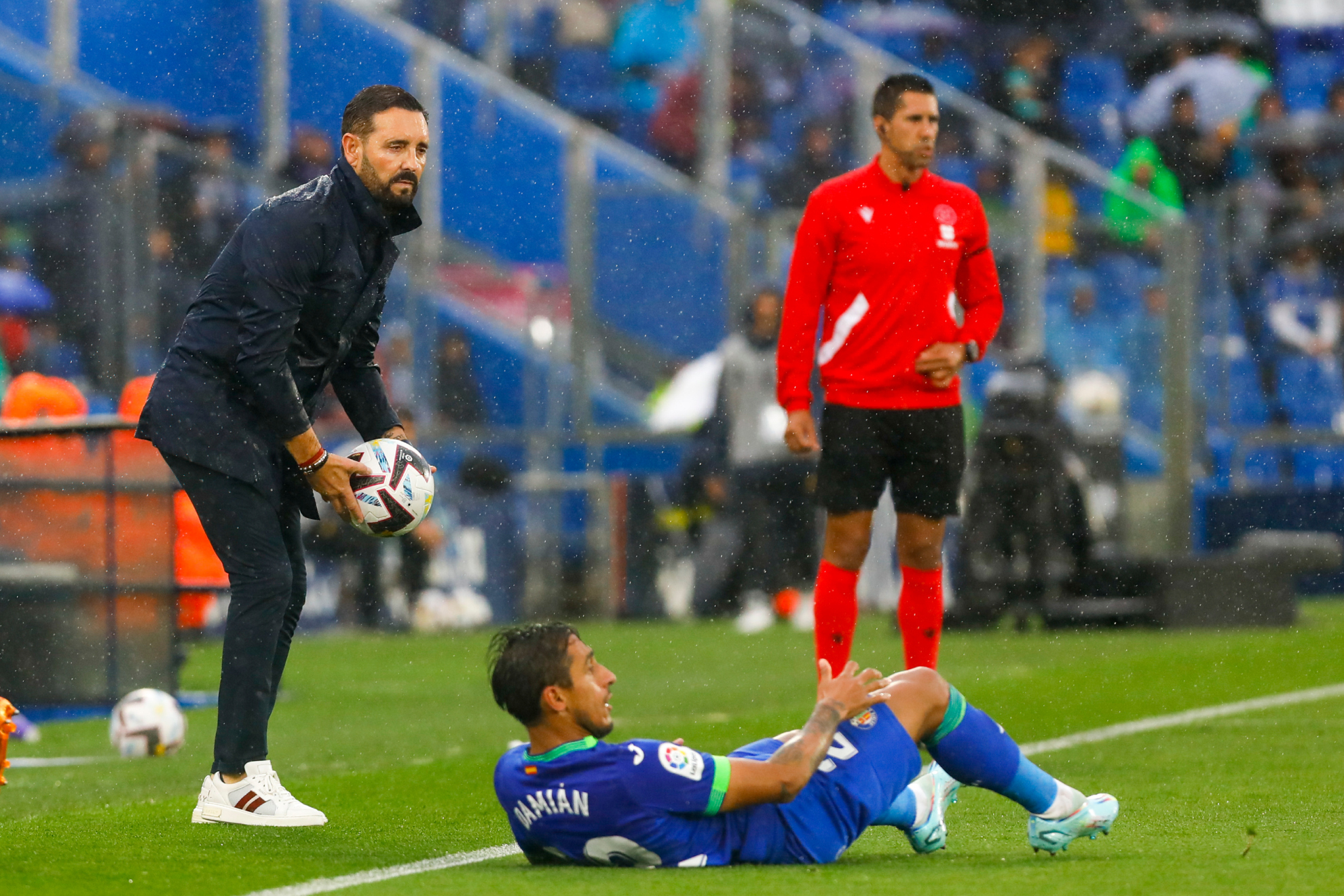 Bordalás observa a Damián, en el suelo, durante un partido de esta temporada.