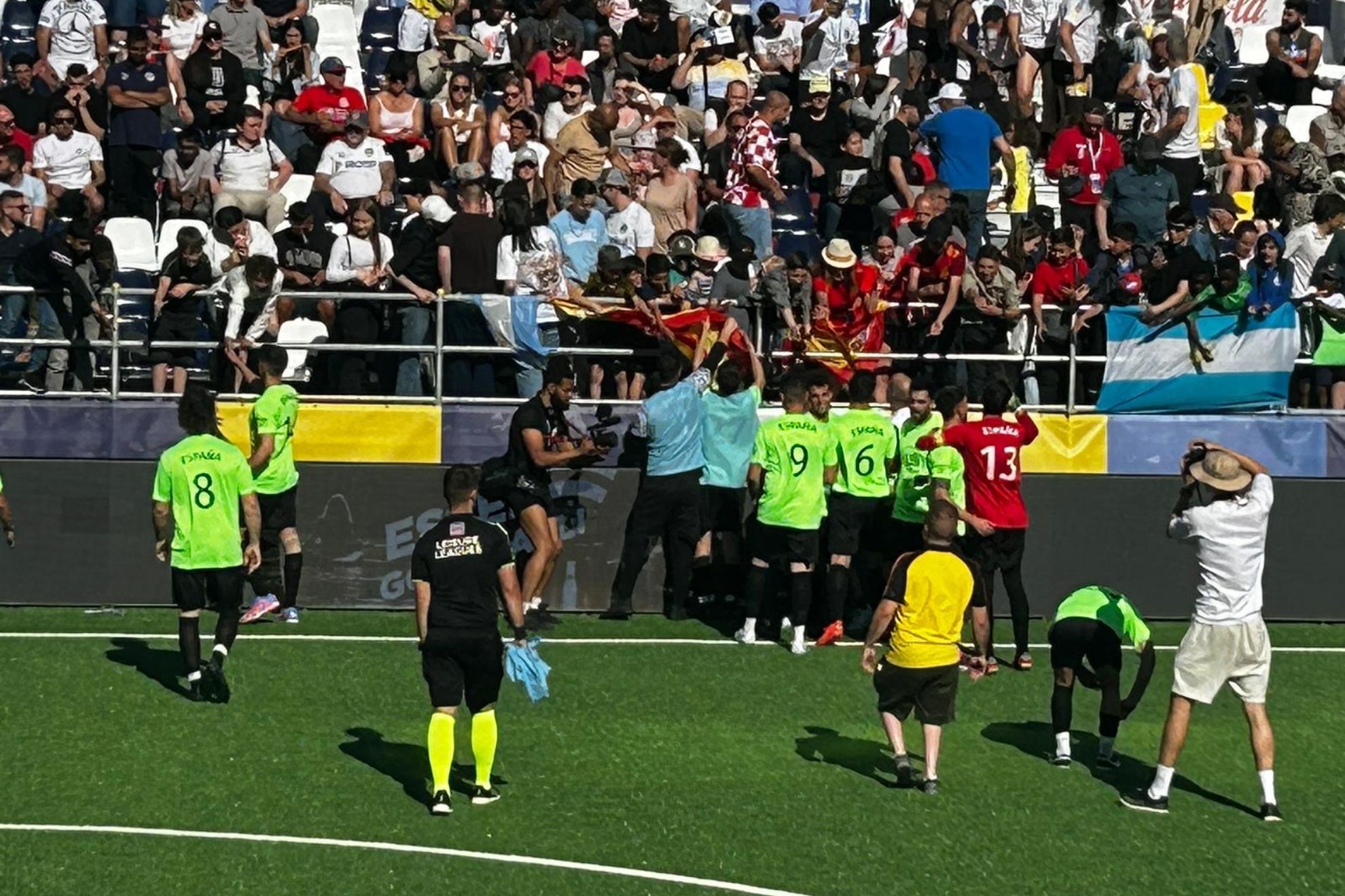 Los jugadores de Las Olas firman autgrafos tras ganar a Uruguay.